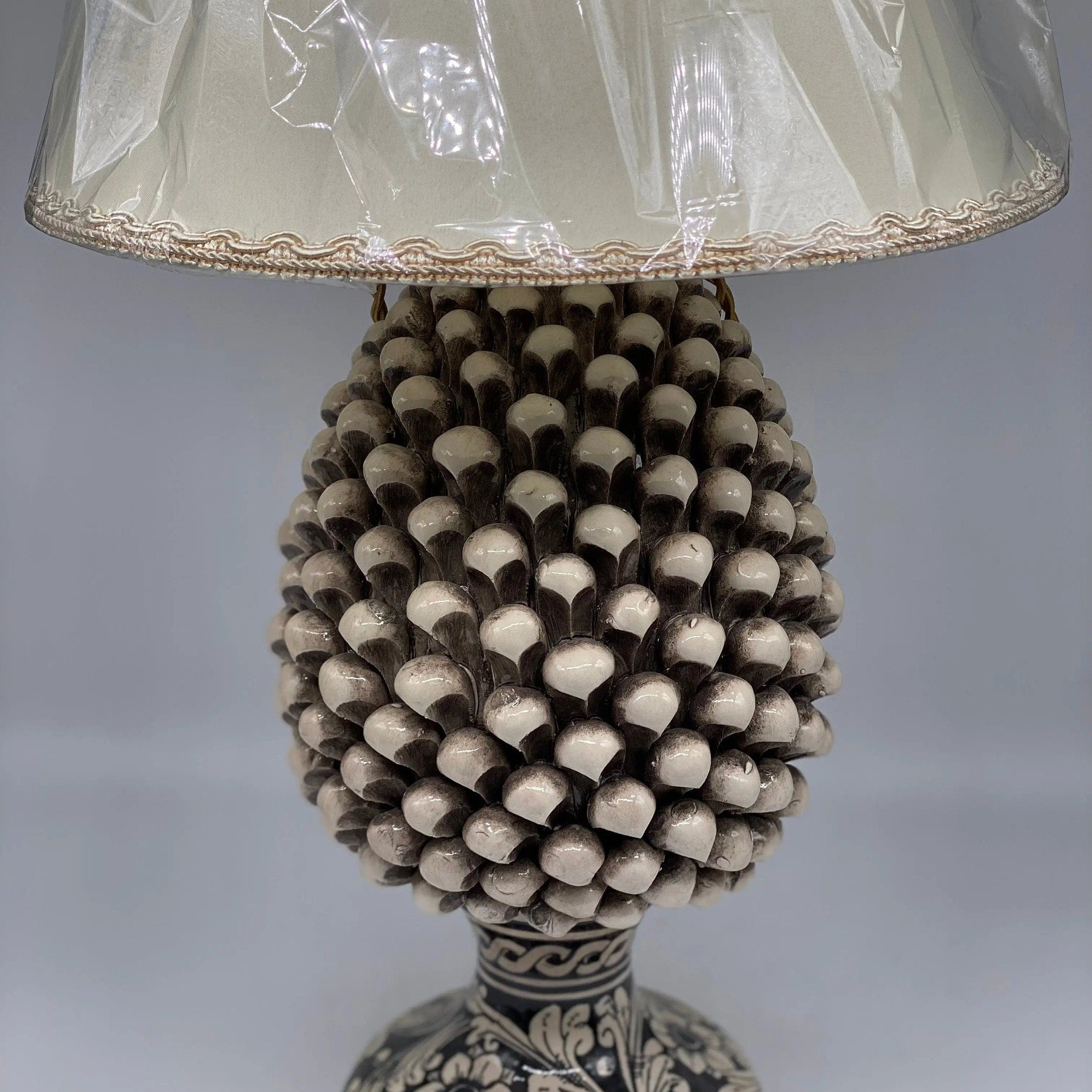 Lampada Pigna Ceramica Caltagirone cm H.30 Artigianale Écru Base Decorata DD CERAMICHE SICILIANE
