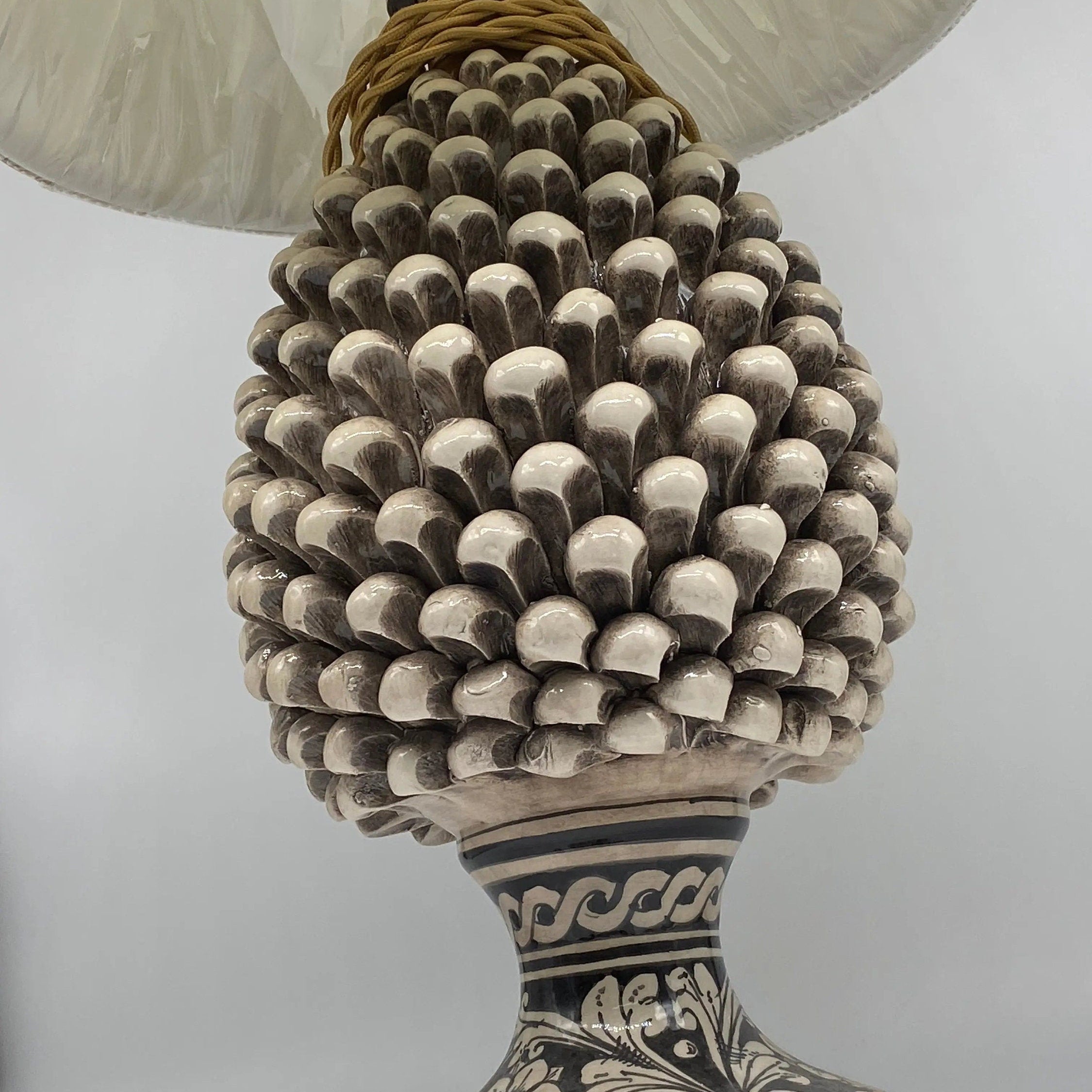 Lampada Pigna Ceramica Caltagirone cm H.30 Artigianale Écru Base Decorata DD CERAMICHE SICILIANE