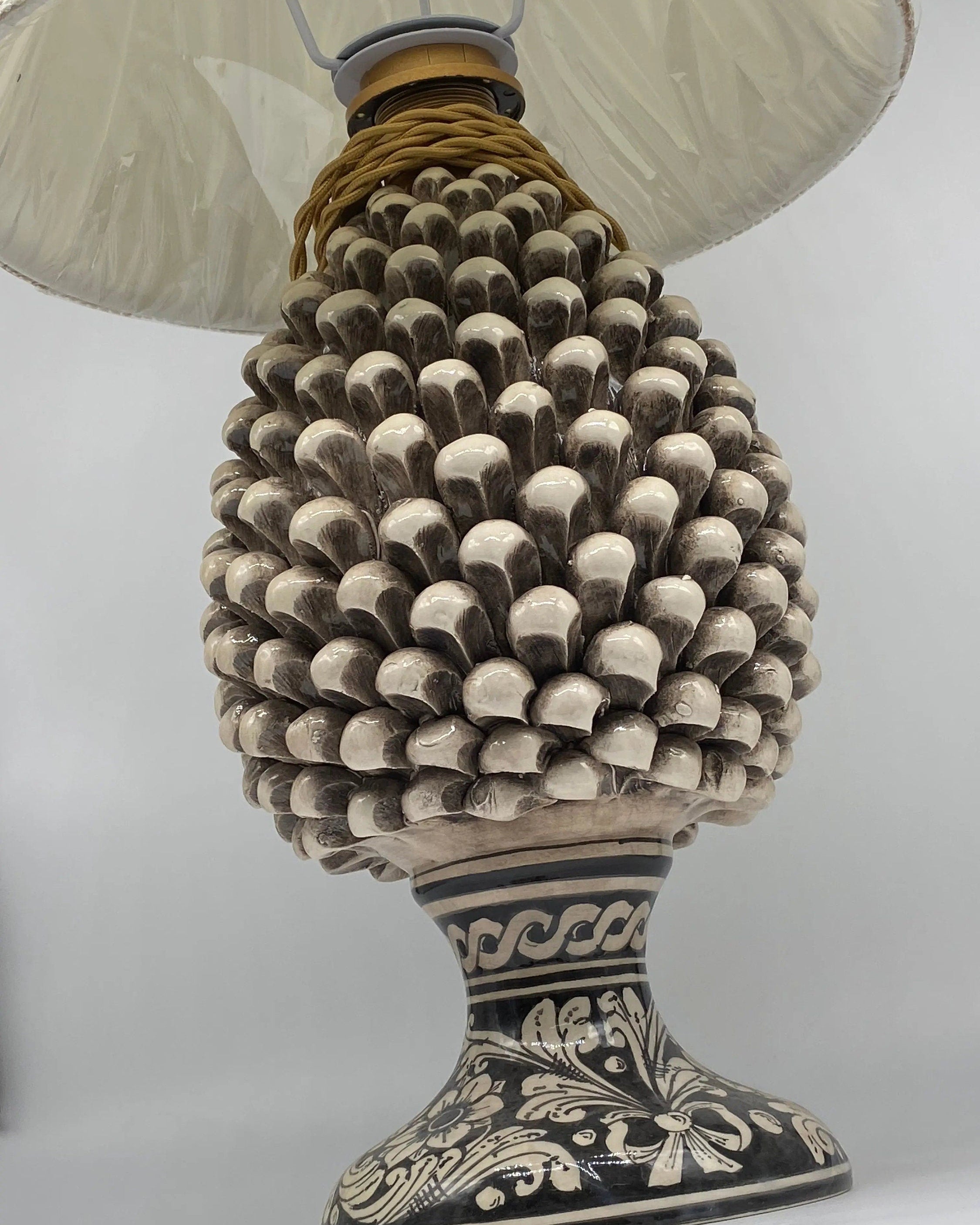 Lampada Pigna Ceramica Caltagirone cm H.30 Artigianale Écru Base Decorata DD CERAMICHE SICILIANE