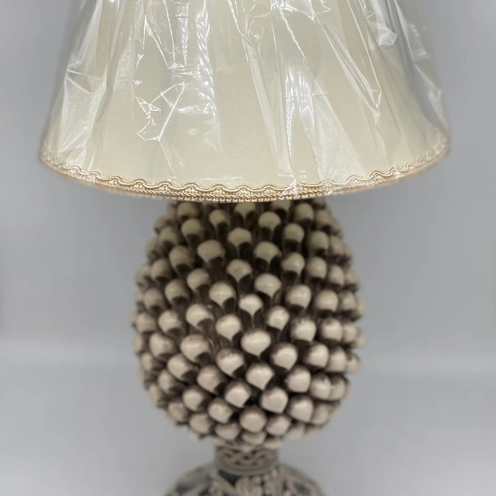 Lampada Pigna Ceramica Caltagirone cm H.30 Artigianale Écru Base Decorata DD CERAMICHE SICILIANE