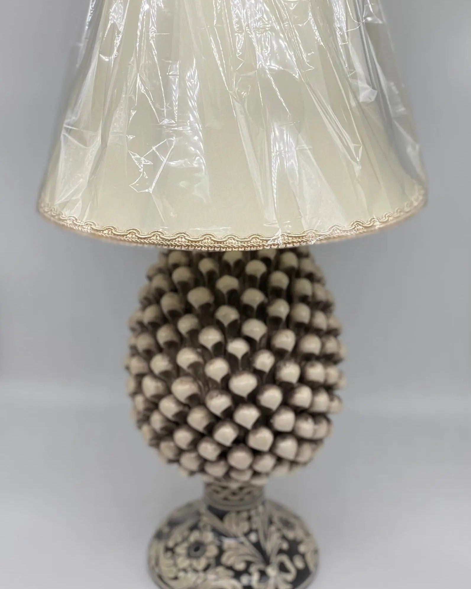 Lampada Pigna Ceramica Caltagirone cm H.30 Artigianale Écru Base Decorata DD CERAMICHE SICILIANE