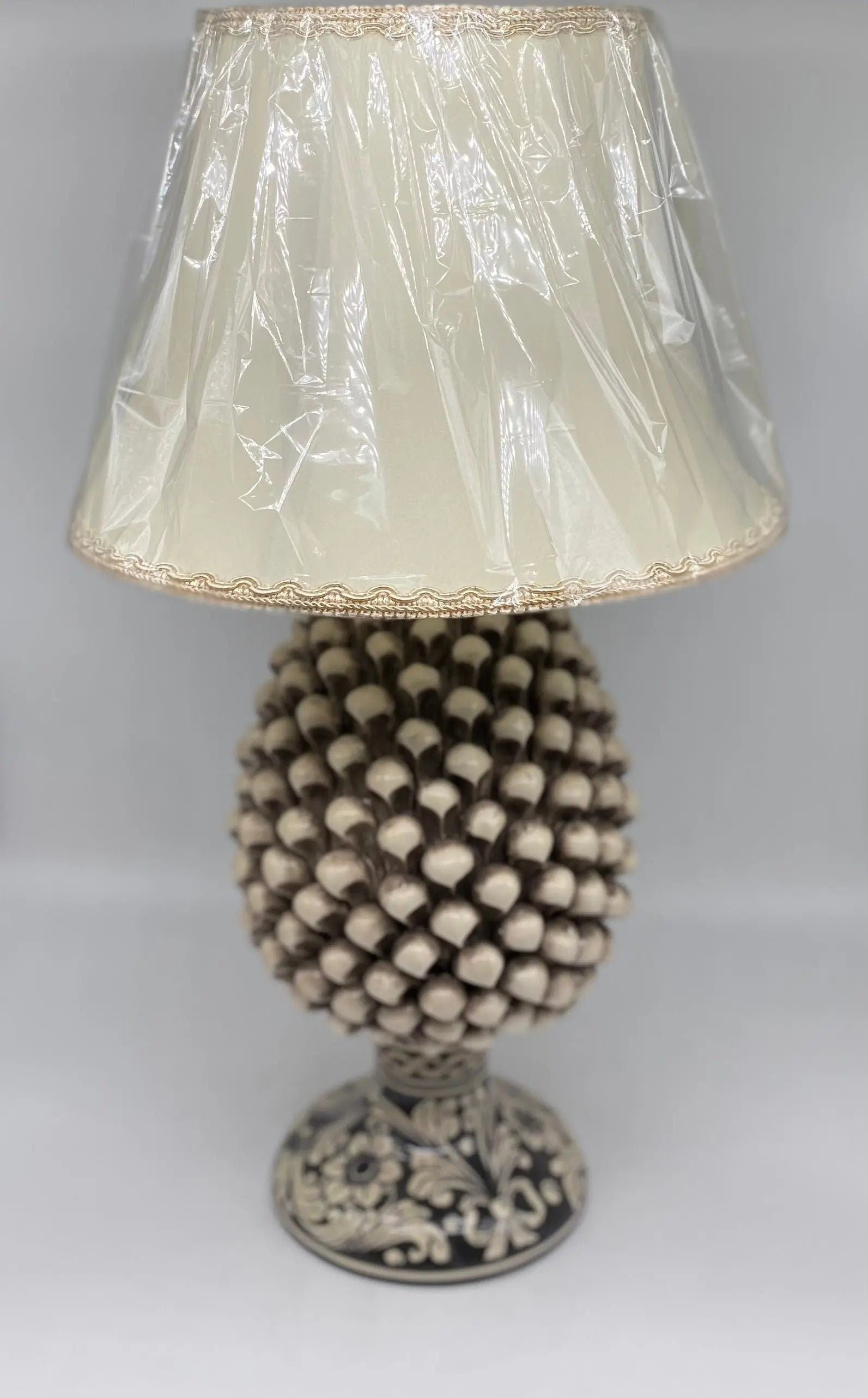 Lampada Pigna Ceramica Caltagirone cm H.30 Artigianale Écru Base Decorata DD CERAMICHE SICILIANE