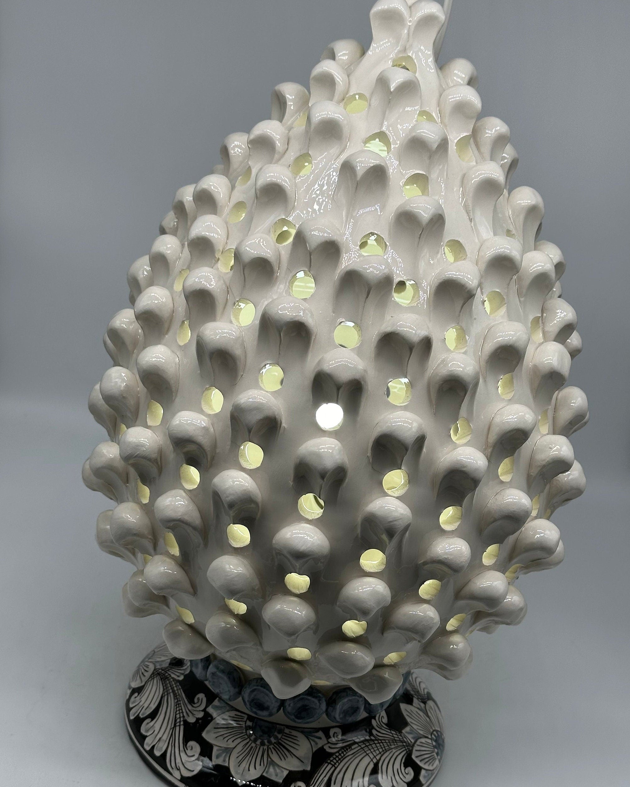 Lampada Pigna Gigante traforata Ceramica Caltagirone cm H.45 L.28 Artigianale Bianco Base Decorata
