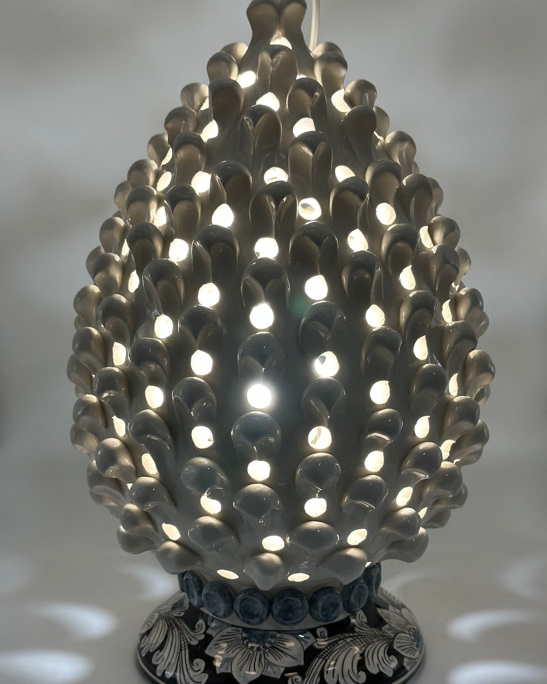 Lampada Pigna Gigante traforata Ceramica Caltagirone cm H.45 L.28 Artigianale Bianco Base Decorata