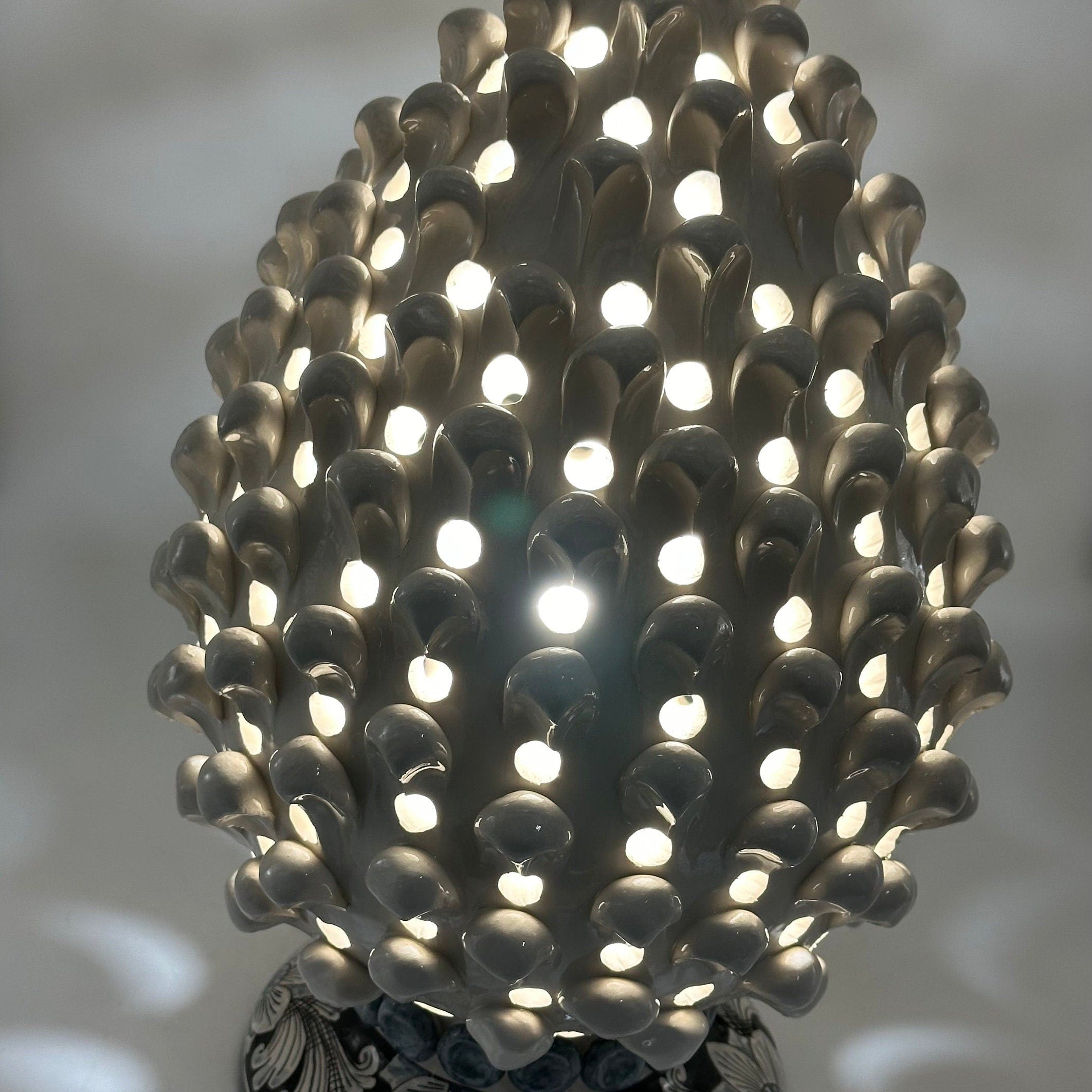 Lampada Pigna Gigante traforata Ceramica Caltagirone cm H.45 L.28 Artigianale Bianco Base Decorata