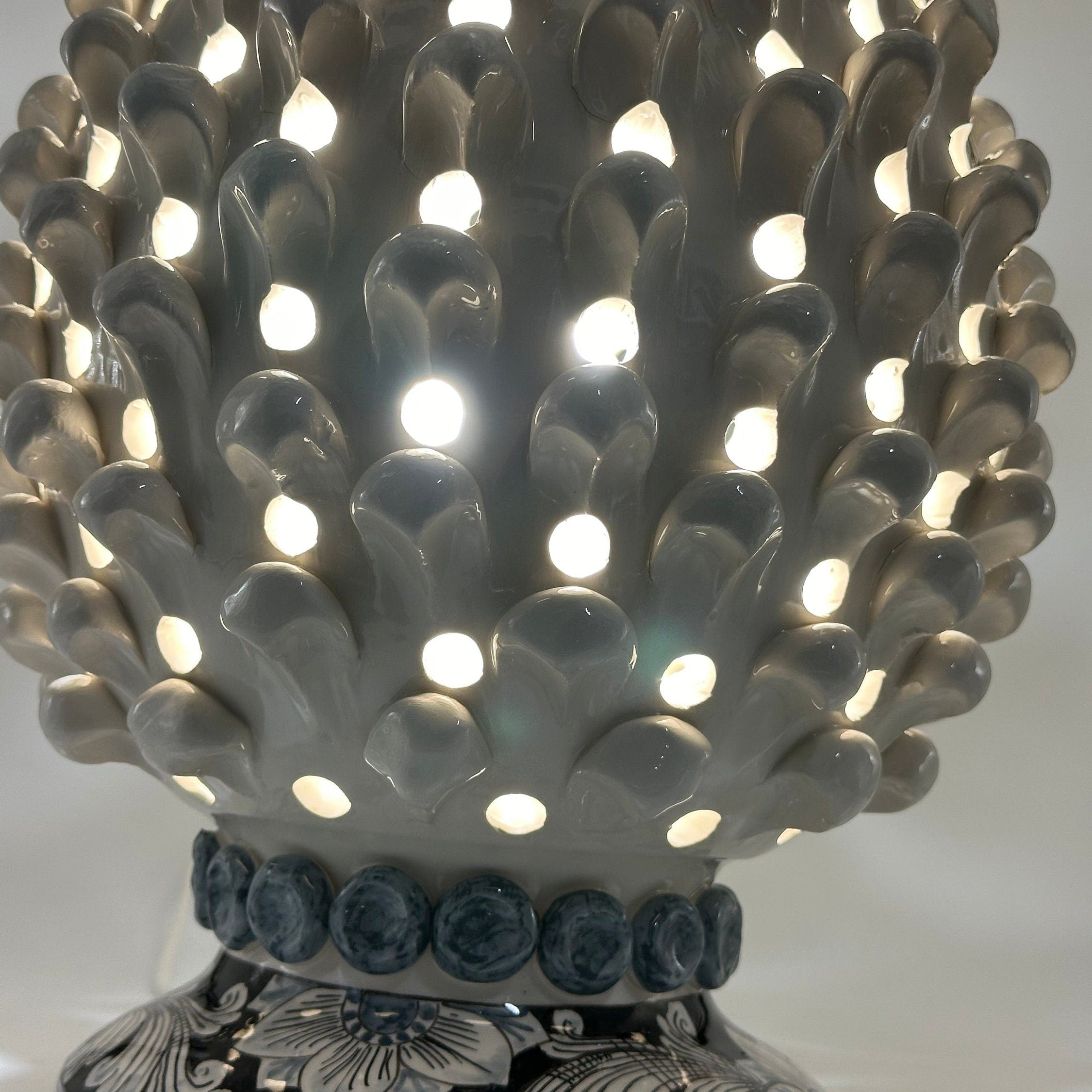 Lampada Pigna Gigante traforata Ceramica Caltagirone cm H.45 L.28 Artigianale Bianco Base Decorata