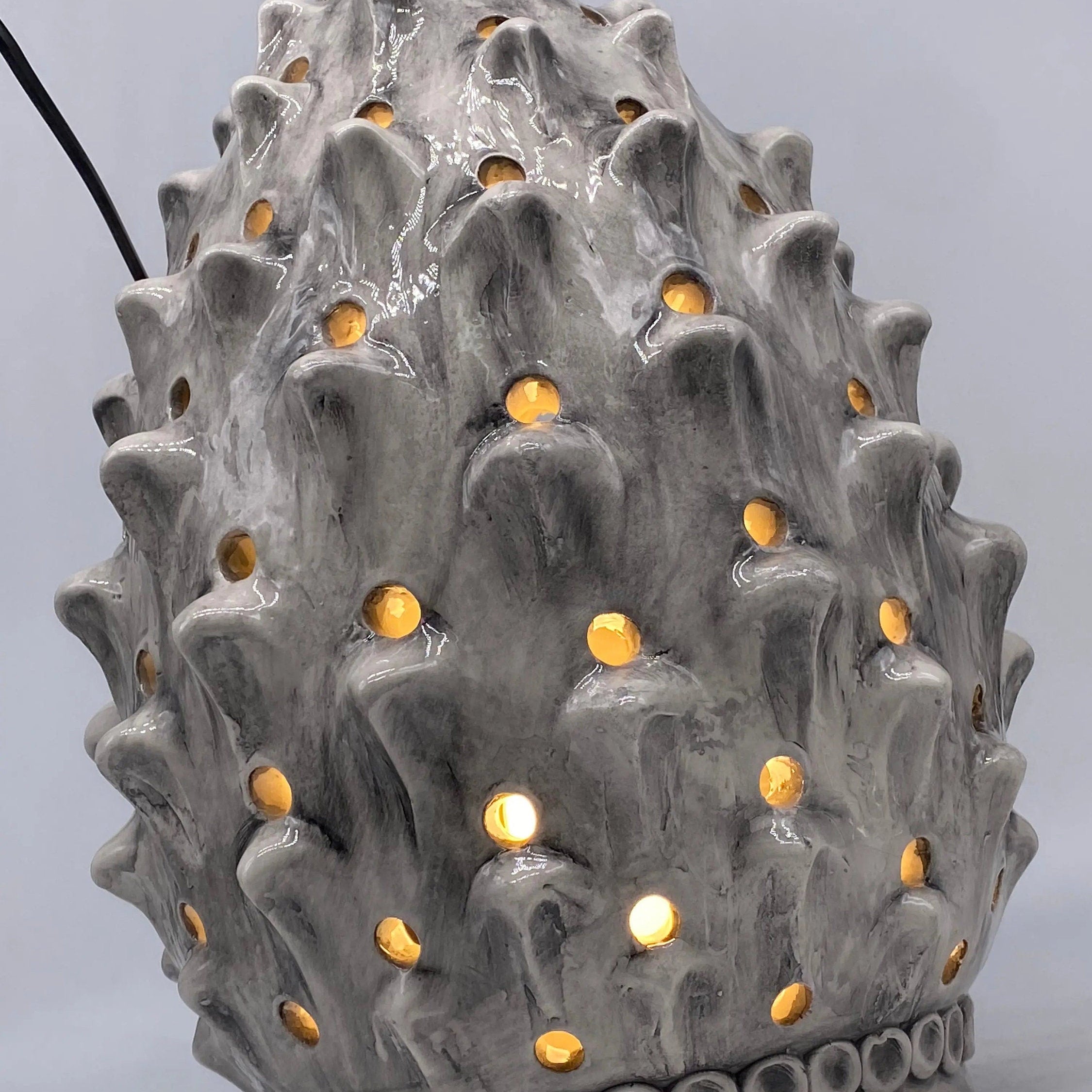 Lampada Pigna traforata Ceramica Caltagirone cm H.35 L.23 Artigianale Ghiaccio DD CERAMICHE SICILIANE