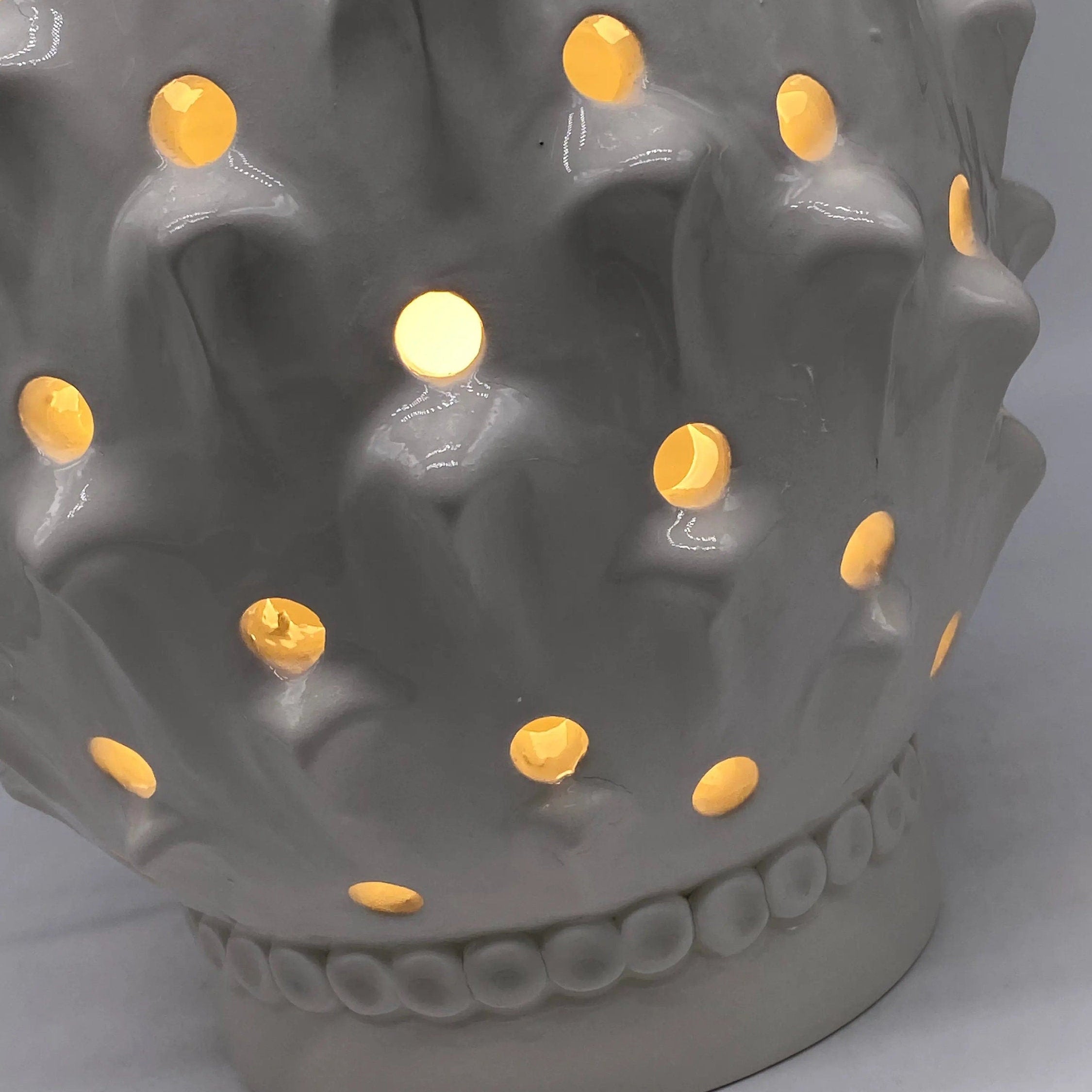 Lampada Pigna traforata Ceramica Caltagirone cm H.35 L.23 Artigianale Bianco DD CERAMICHE SICILIANE