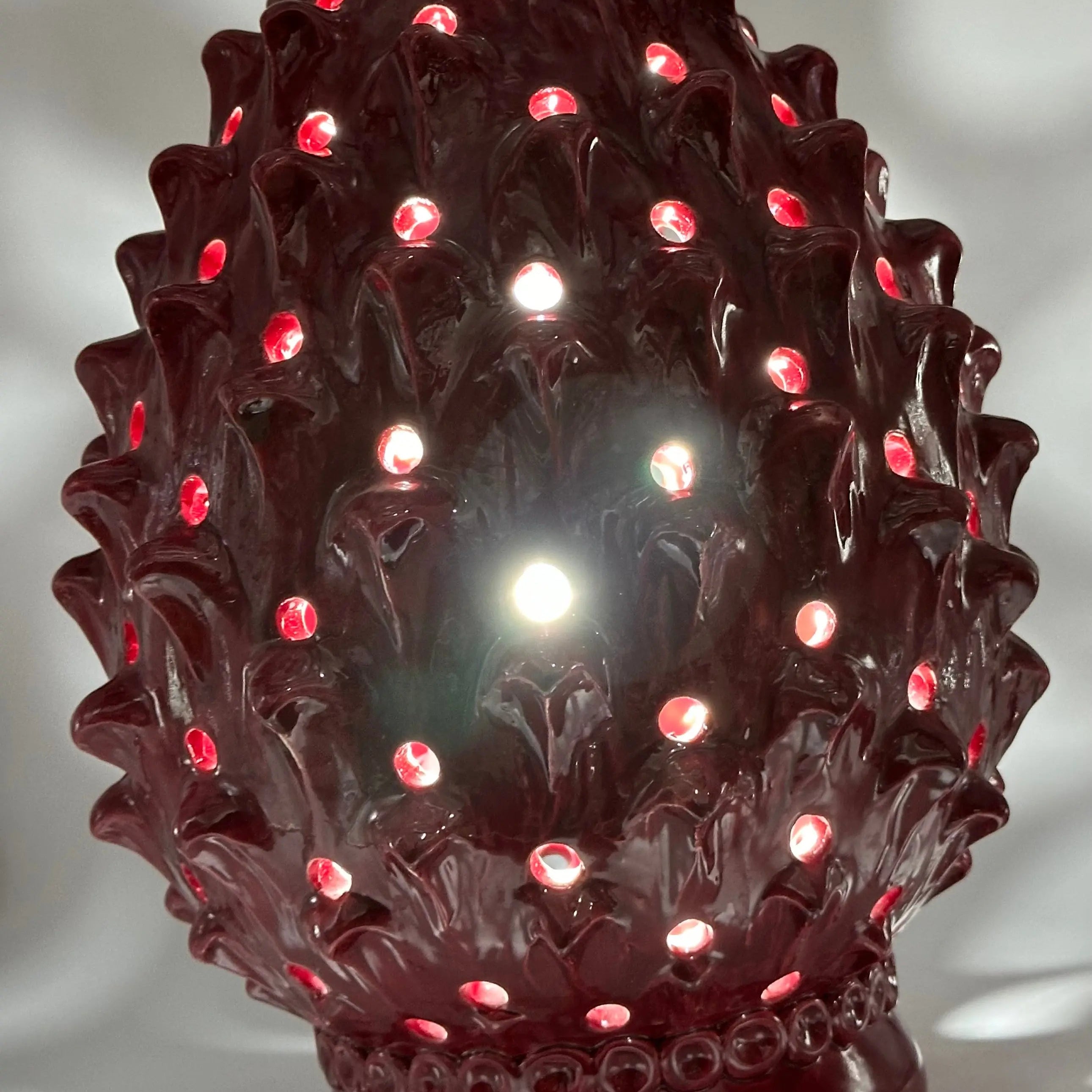 FINE SERIE - Lampada Pigna Luis traforata Ceramica Caltagirone cm H.45 L.28 Artigianale Bordeaux DD CERAMICHE SICILIANE