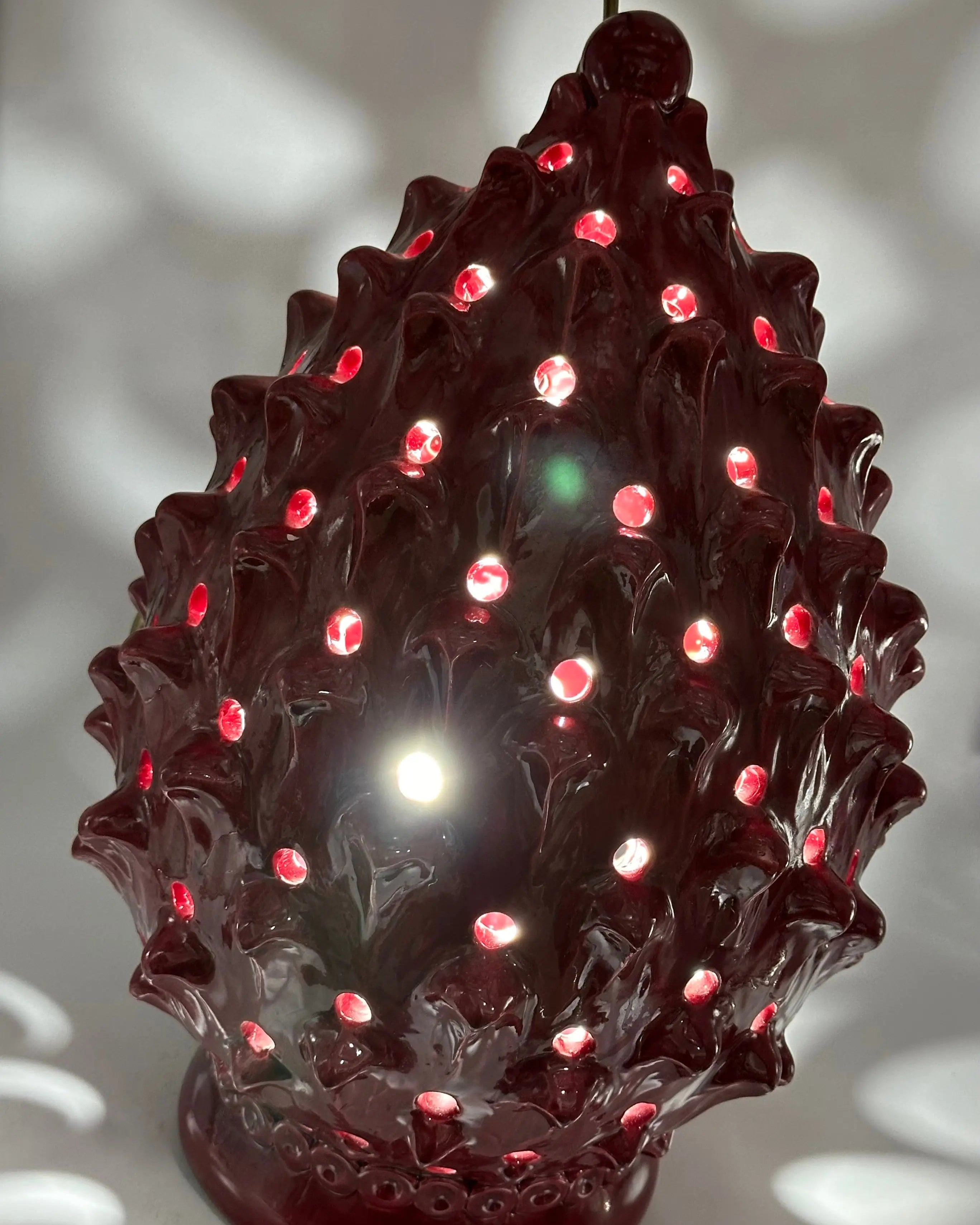 FINE SERIE - Lampada Pigna Luis traforata Ceramica Caltagirone cm H.45 L.28 Artigianale Bordeaux DD CERAMICHE SICILIANE