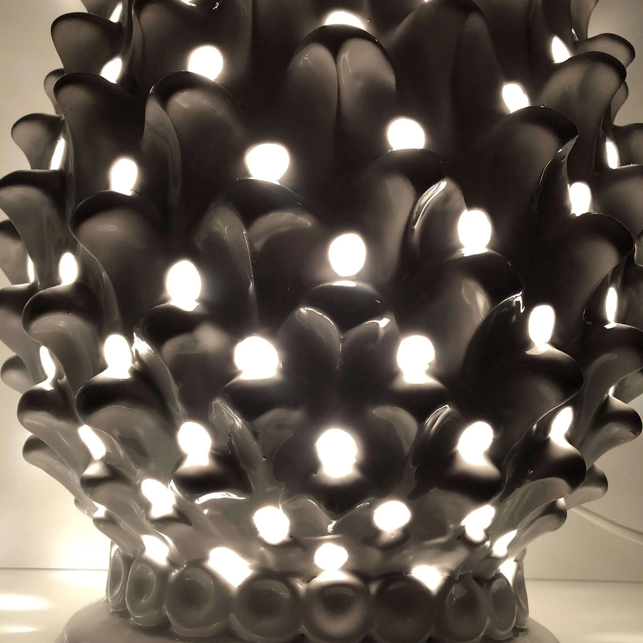 Lampada Pigna traforata Ceramica Caltagirone cm H.47 L.30 Artigianale Bianco DD CERAMICHE SICILIANE