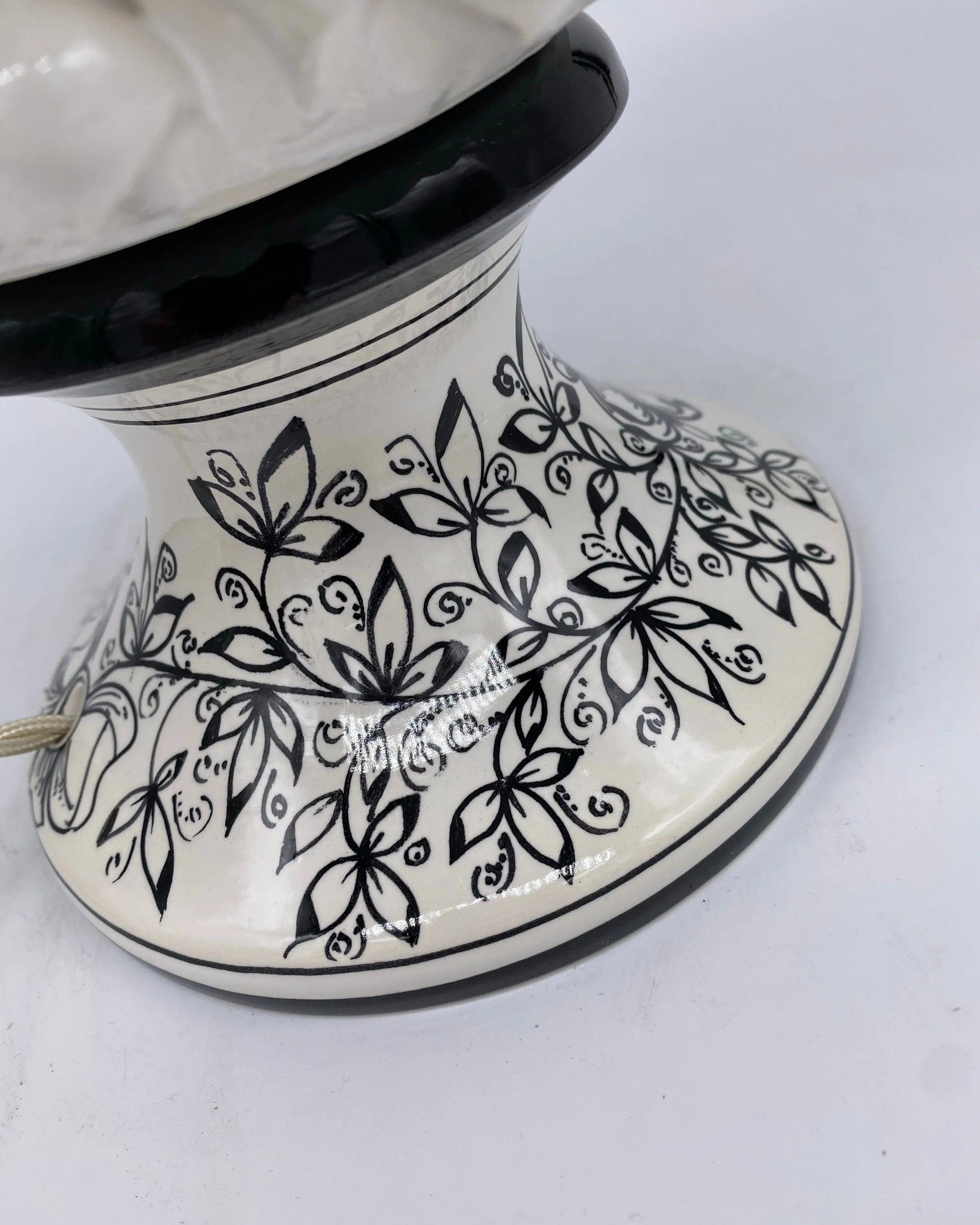 Lampada Pigna traforata Ceramica Caltagirone cm H.30 L.20 Artigianale Bianco Base Decorata DD CERAMICHE SICILIANE