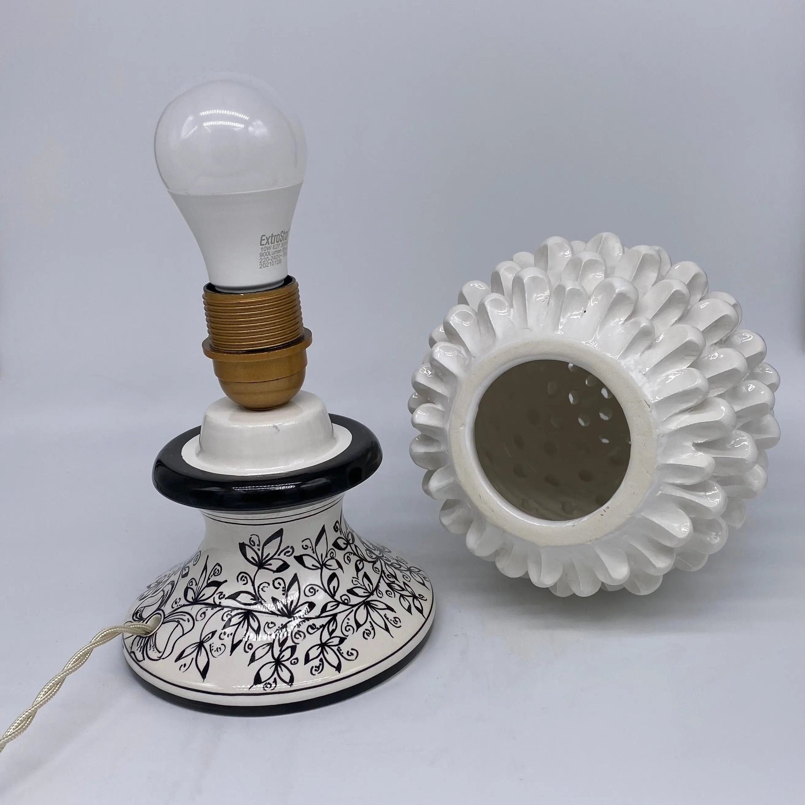 Lampada Pigna traforata Ceramica Caltagirone cm H.30 L.20 Artigianale Bianco Base Decorata DD CERAMICHE SICILIANE