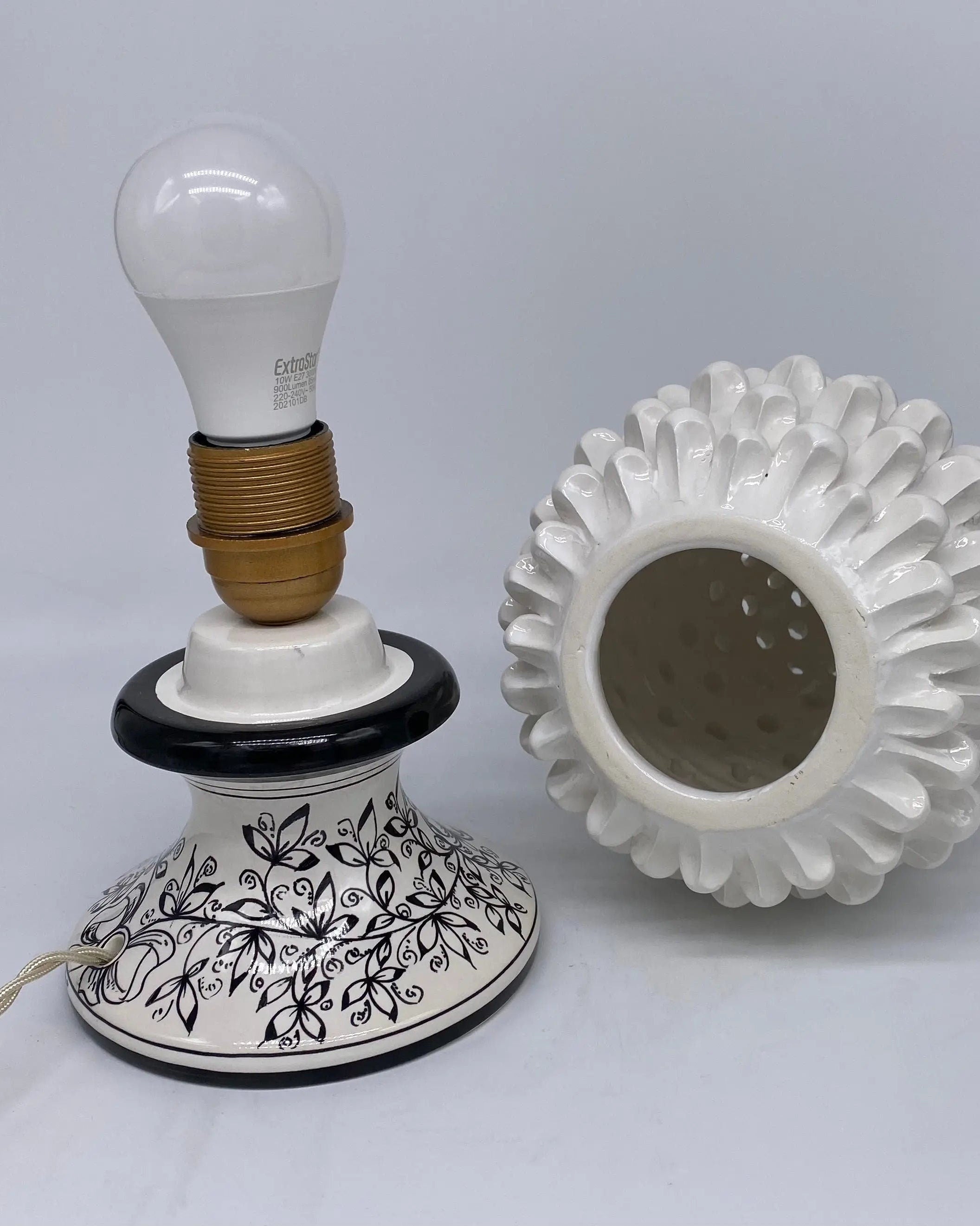 Lampada Pigna traforata Ceramica Caltagirone cm H.30 L.20 Artigianale Bianco Base Decorata DD CERAMICHE SICILIANE