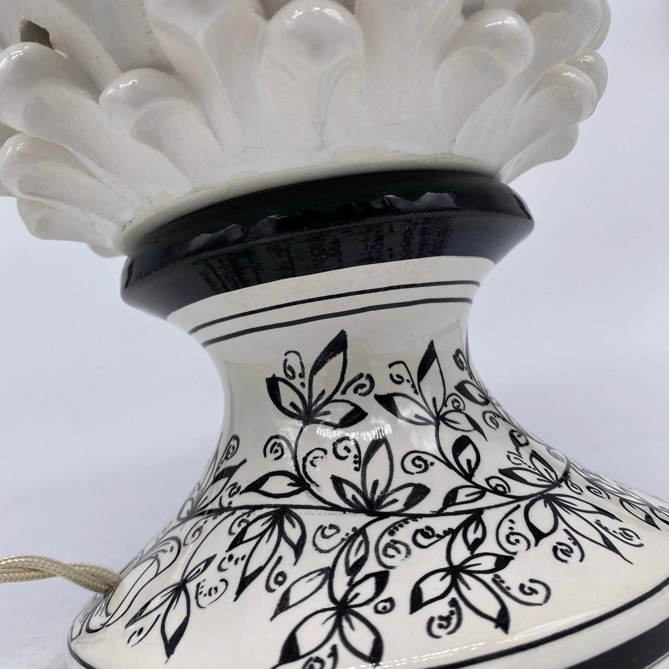 Lampada Pigna traforata Ceramica Caltagirone cm H.30 L.20 Artigianale Bianco Base Decorata DD CERAMICHE SICILIANE
