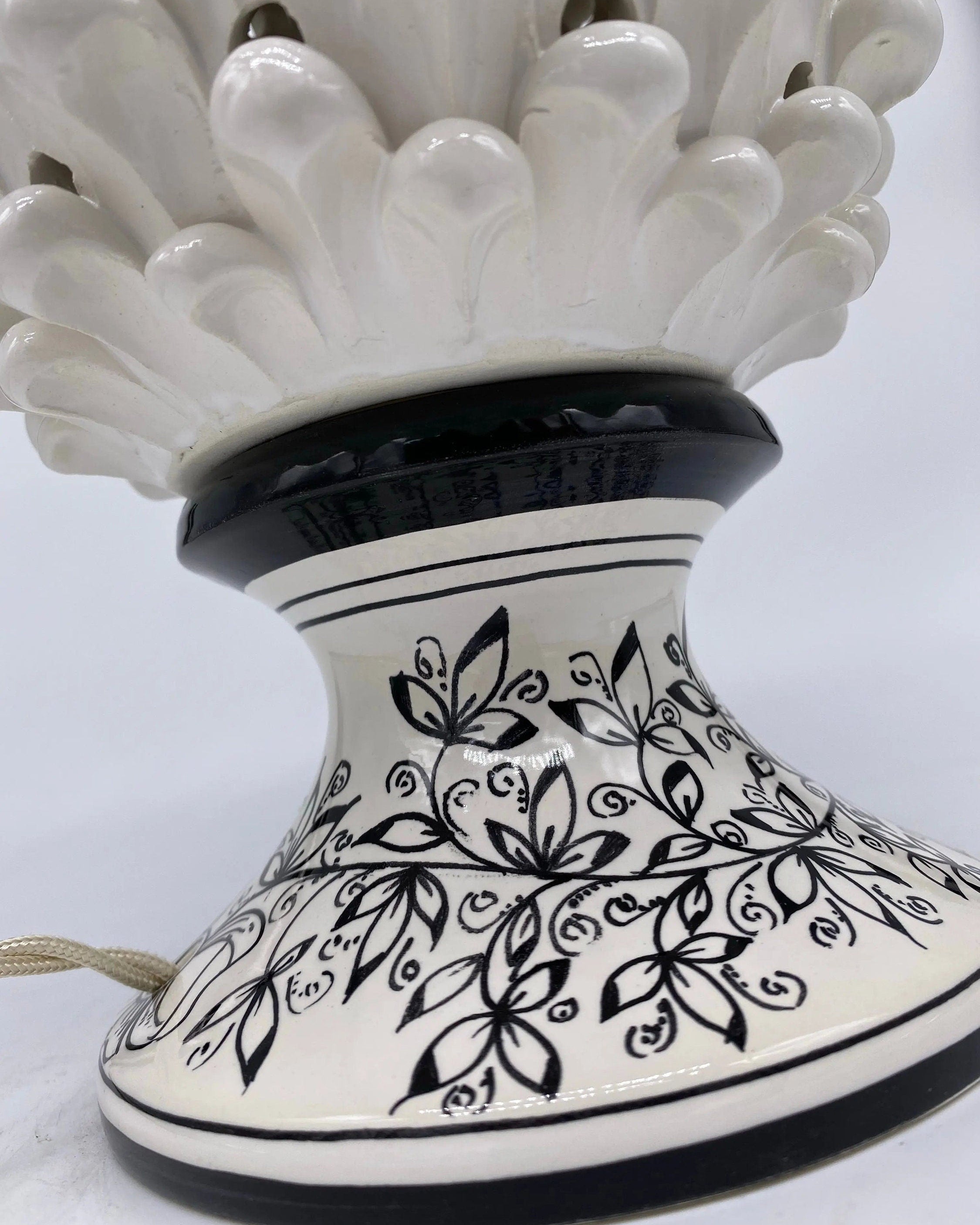 Lampada Pigna traforata Ceramica Caltagirone cm H.30 L.20 Artigianale Bianco Base Decorata DD CERAMICHE SICILIANE