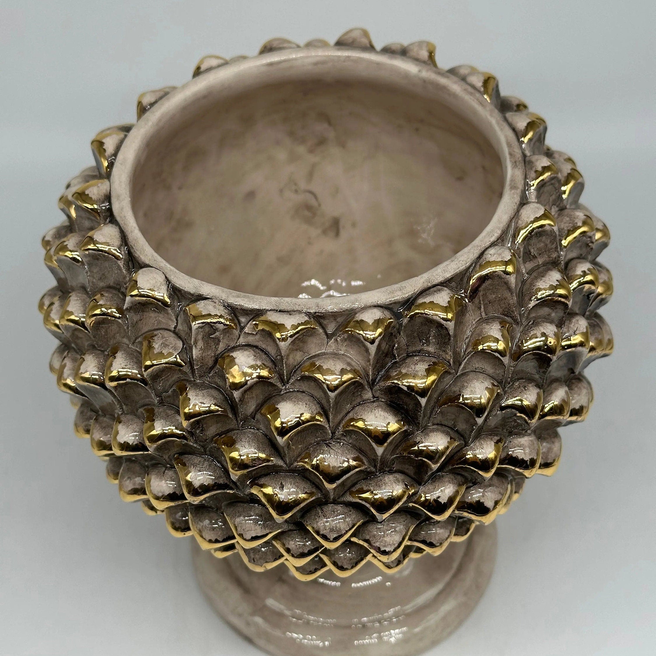 Portavaso Mezza Pigna Ceramica Caltagirone cm H.20 Artigianale Beige Punte Oro DD CERAMICHE SICILIANE