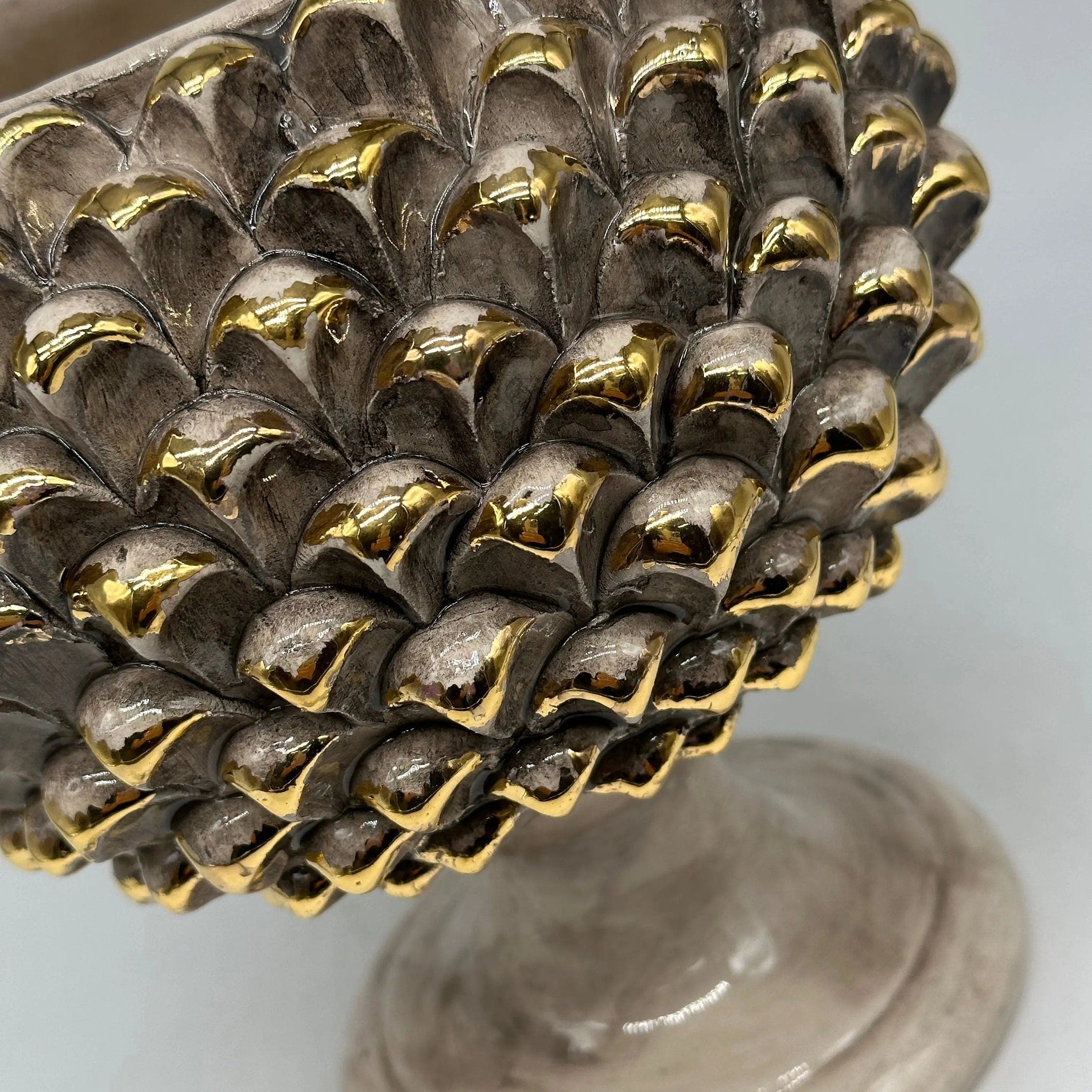 Portavaso Mezza Pigna Ceramica Caltagirone cm H.20 Artigianale Beige Punte Oro DD CERAMICHE SICILIANE