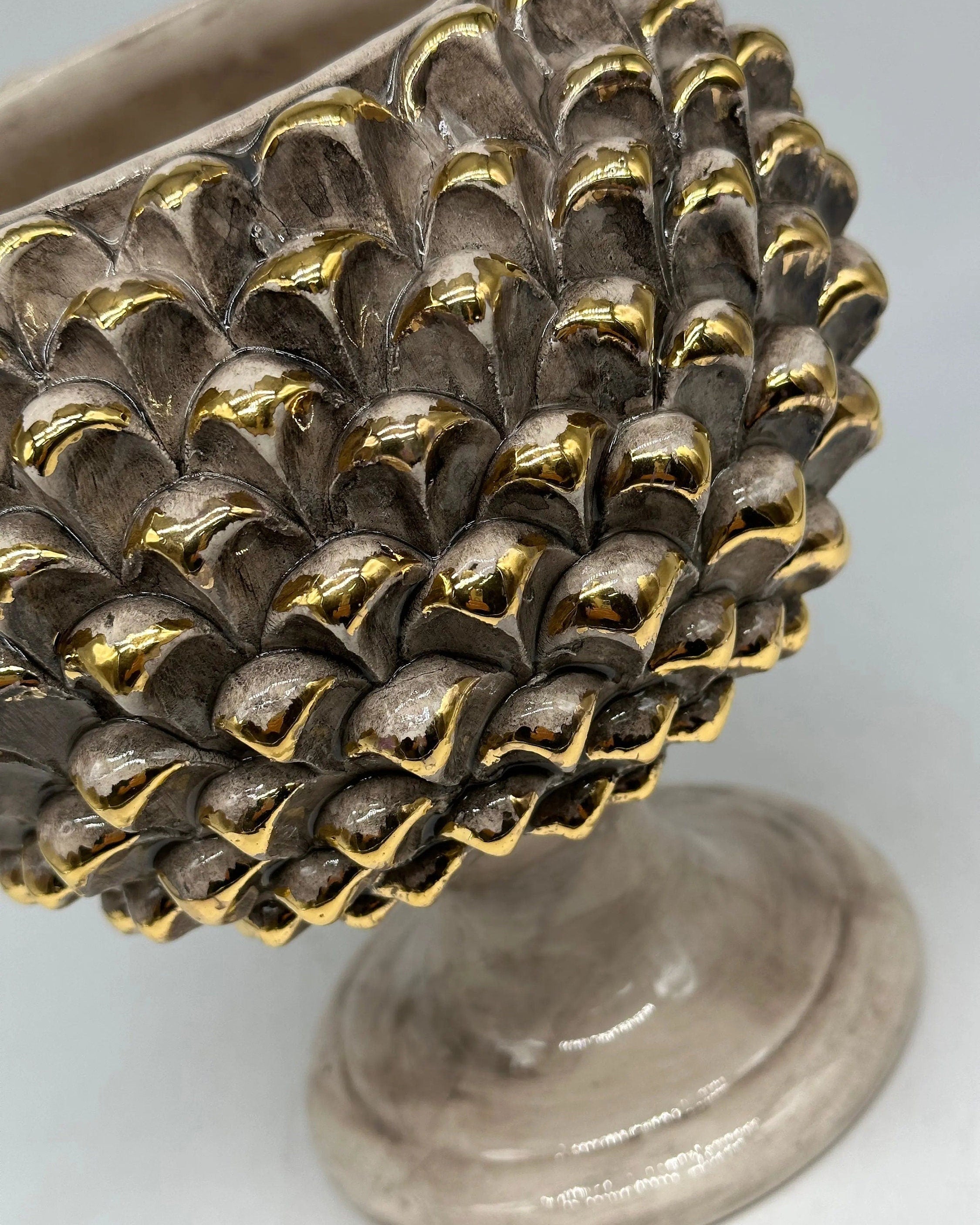 Portavaso Mezza Pigna Ceramica Caltagirone cm H.20 Artigianale Beige Punte Oro DD CERAMICHE SICILIANE