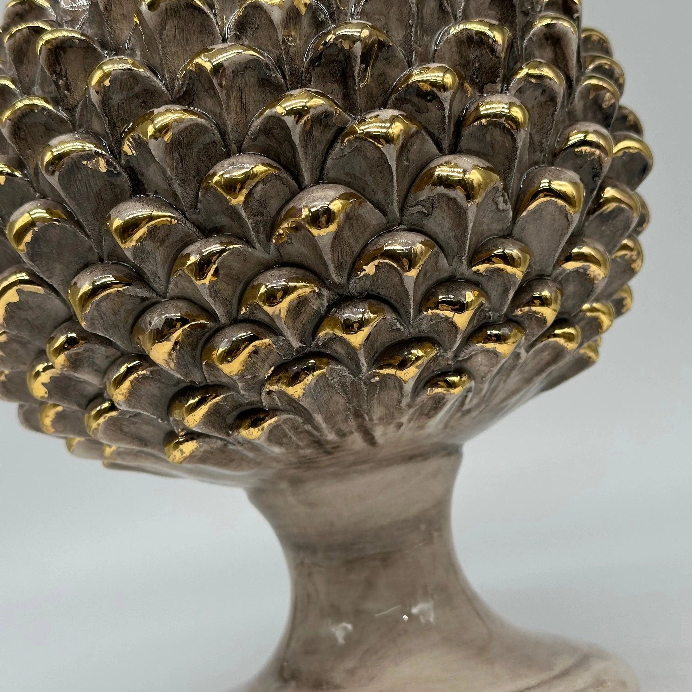 Portavaso Mezza Pigna Ceramica Caltagirone cm H.20 Artigianale Beige Punte Oro DD CERAMICHE SICILIANE