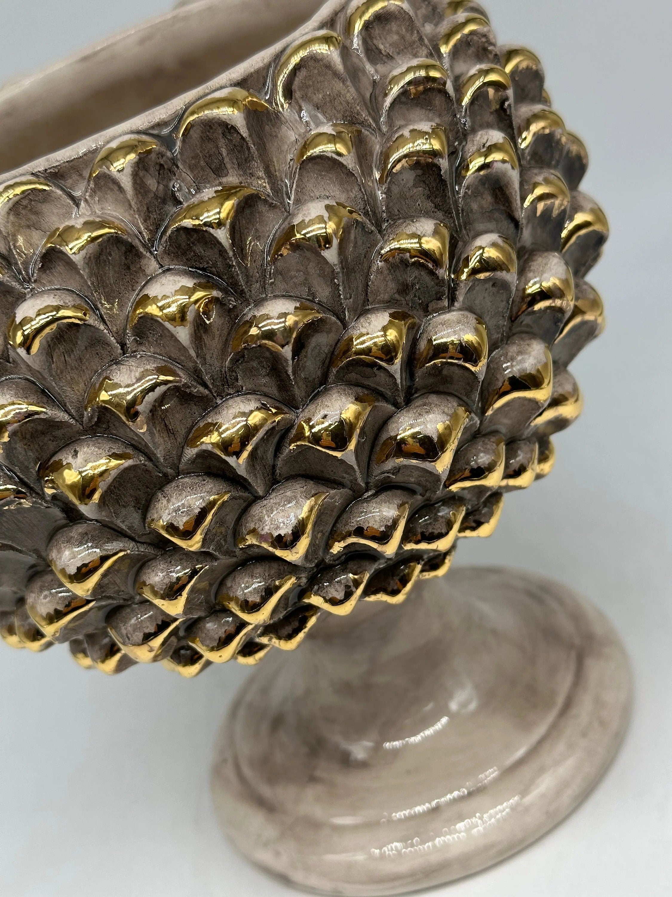 Portavaso Mezza Pigna Ceramica Caltagirone cm H.20 Artigianale Beige Punte Oro DD CERAMICHE SICILIANE