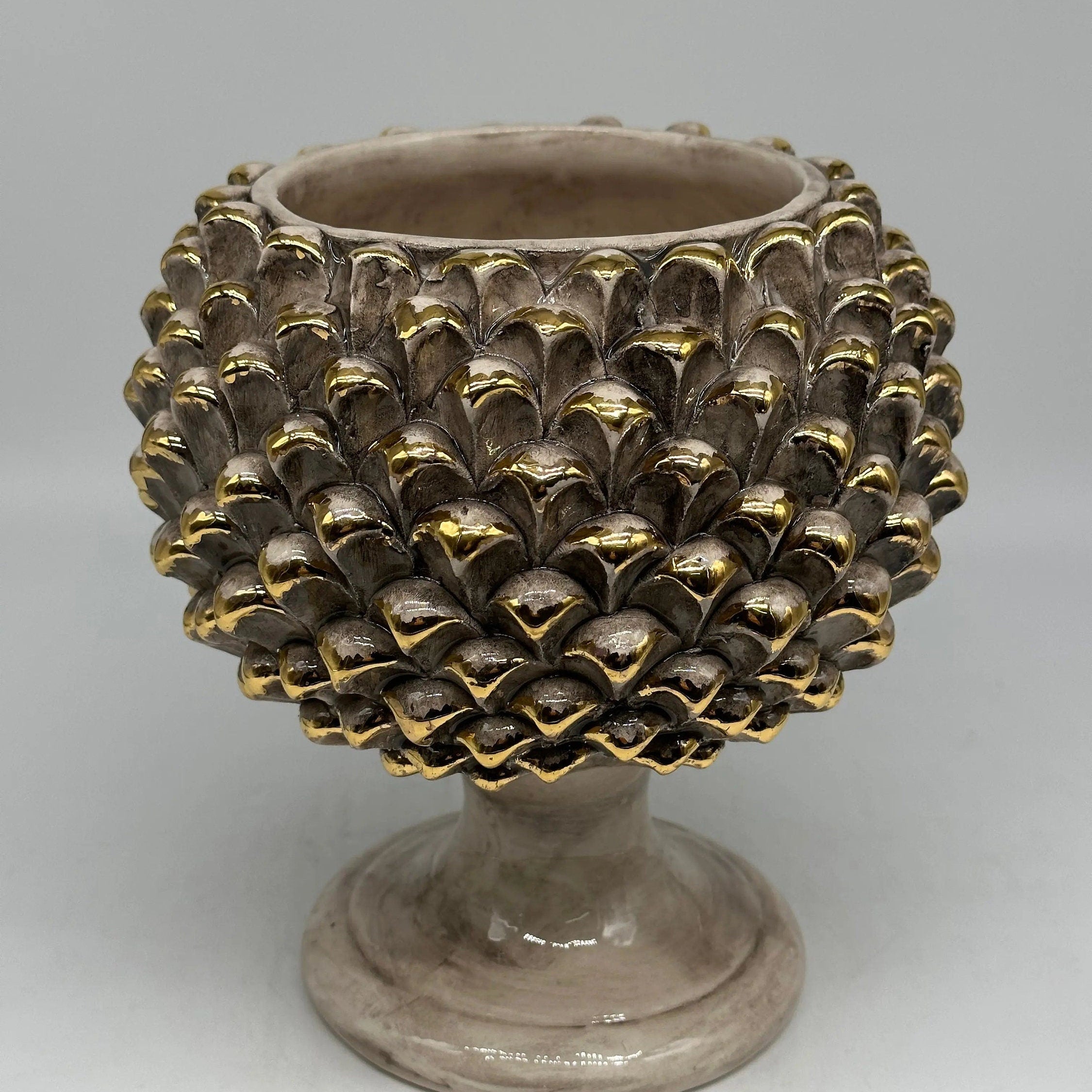 Portavaso Mezza Pigna Ceramica Caltagirone cm H.20 Artigianale Beige Punte Oro DD CERAMICHE SICILIANE