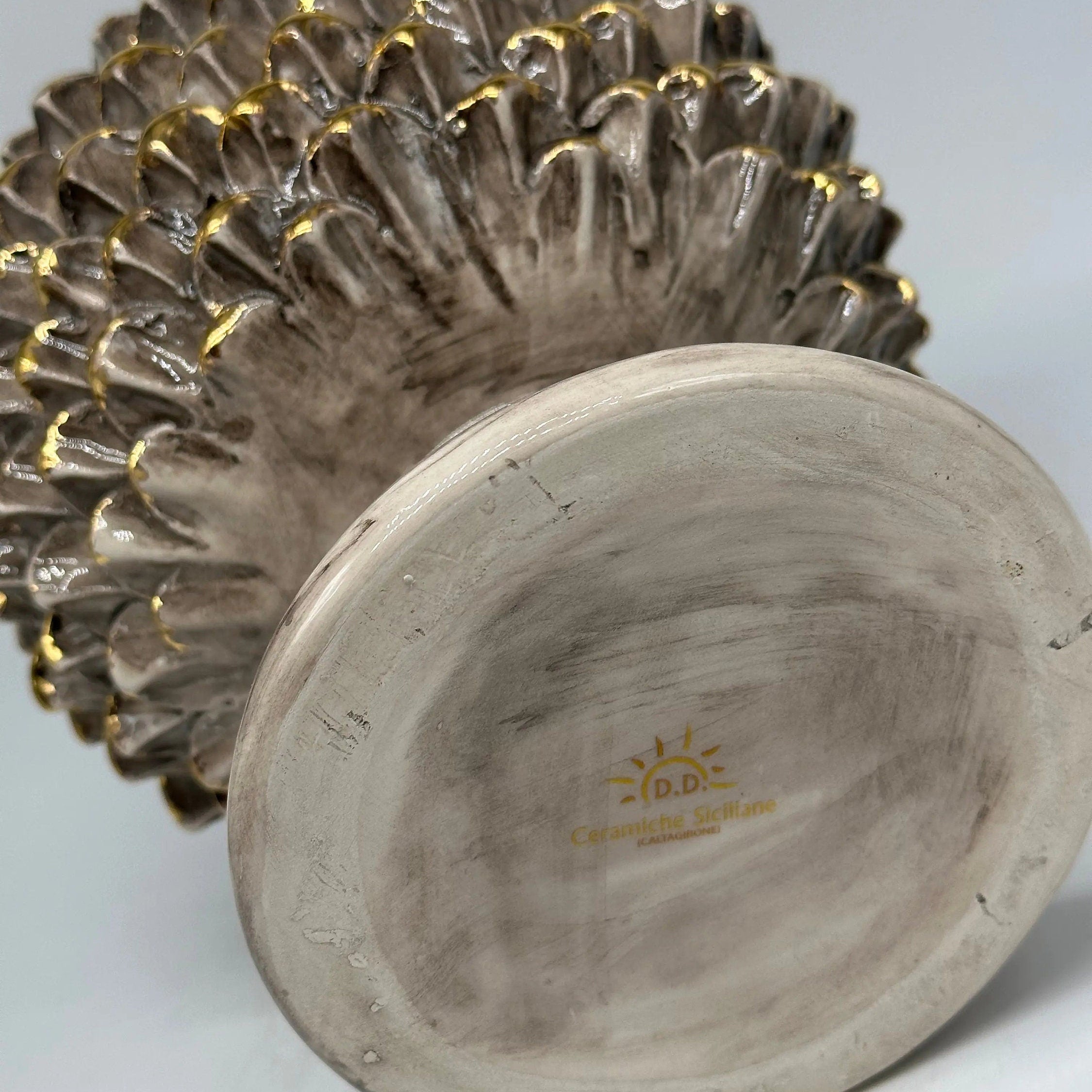 Portavaso Mezza Pigna Ceramica Caltagirone cm H.20 Artigianale Beige Punte Oro DD CERAMICHE SICILIANE