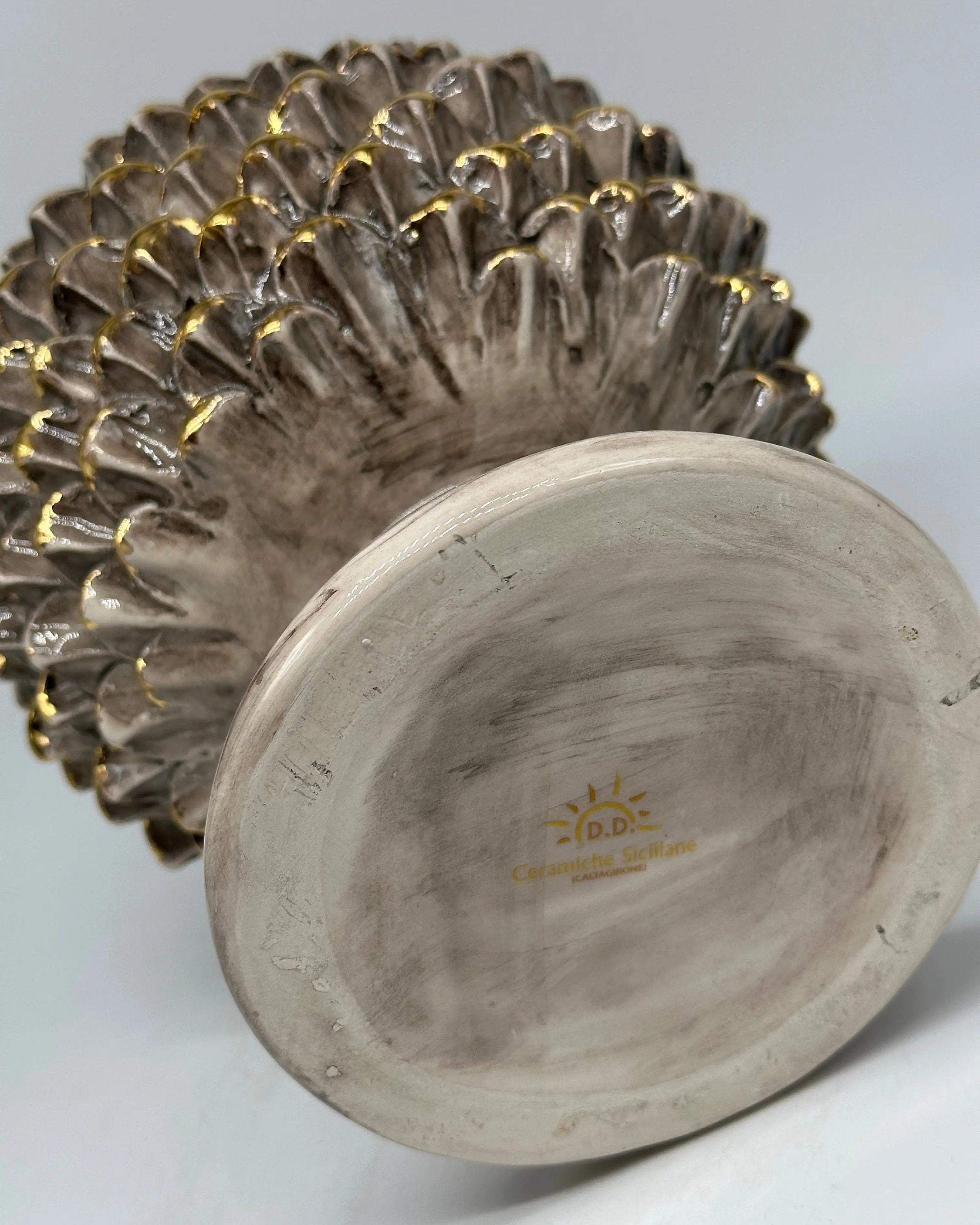 Portavaso Mezza Pigna Ceramica Caltagirone cm H.20 Artigianale Beige Punte Oro DD CERAMICHE SICILIANE