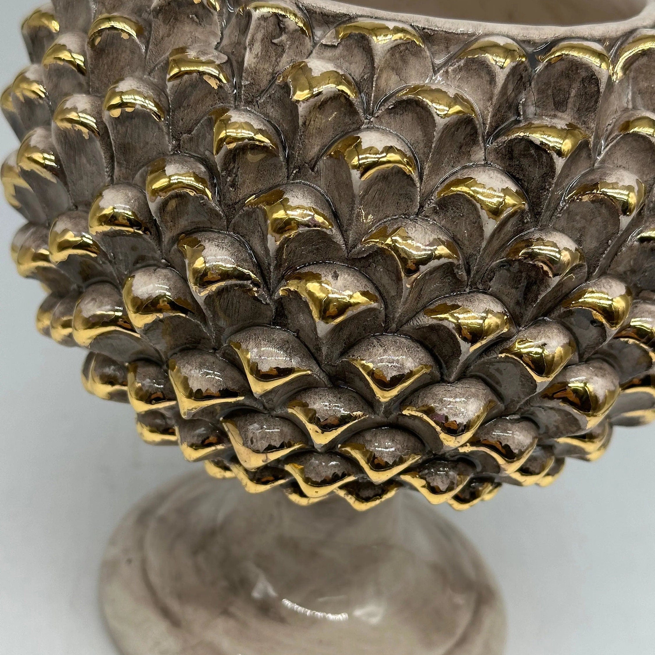 Portavaso Mezza Pigna Ceramica Caltagirone cm H.20 Artigianale Beige Punte Oro DD CERAMICHE SICILIANE