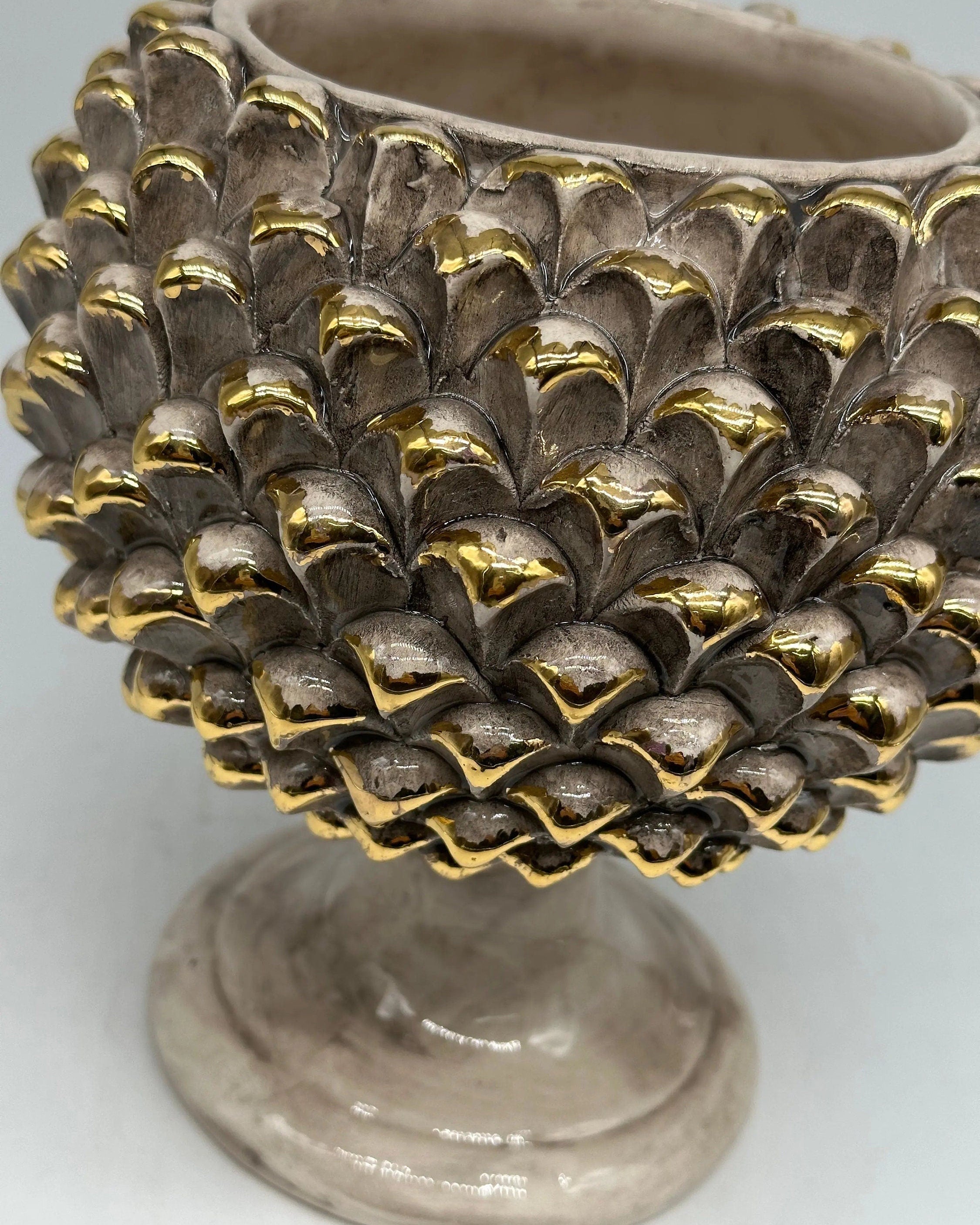 Portavaso Mezza Pigna Ceramica Caltagirone cm H.20 Artigianale Beige Punte Oro DD CERAMICHE SICILIANE