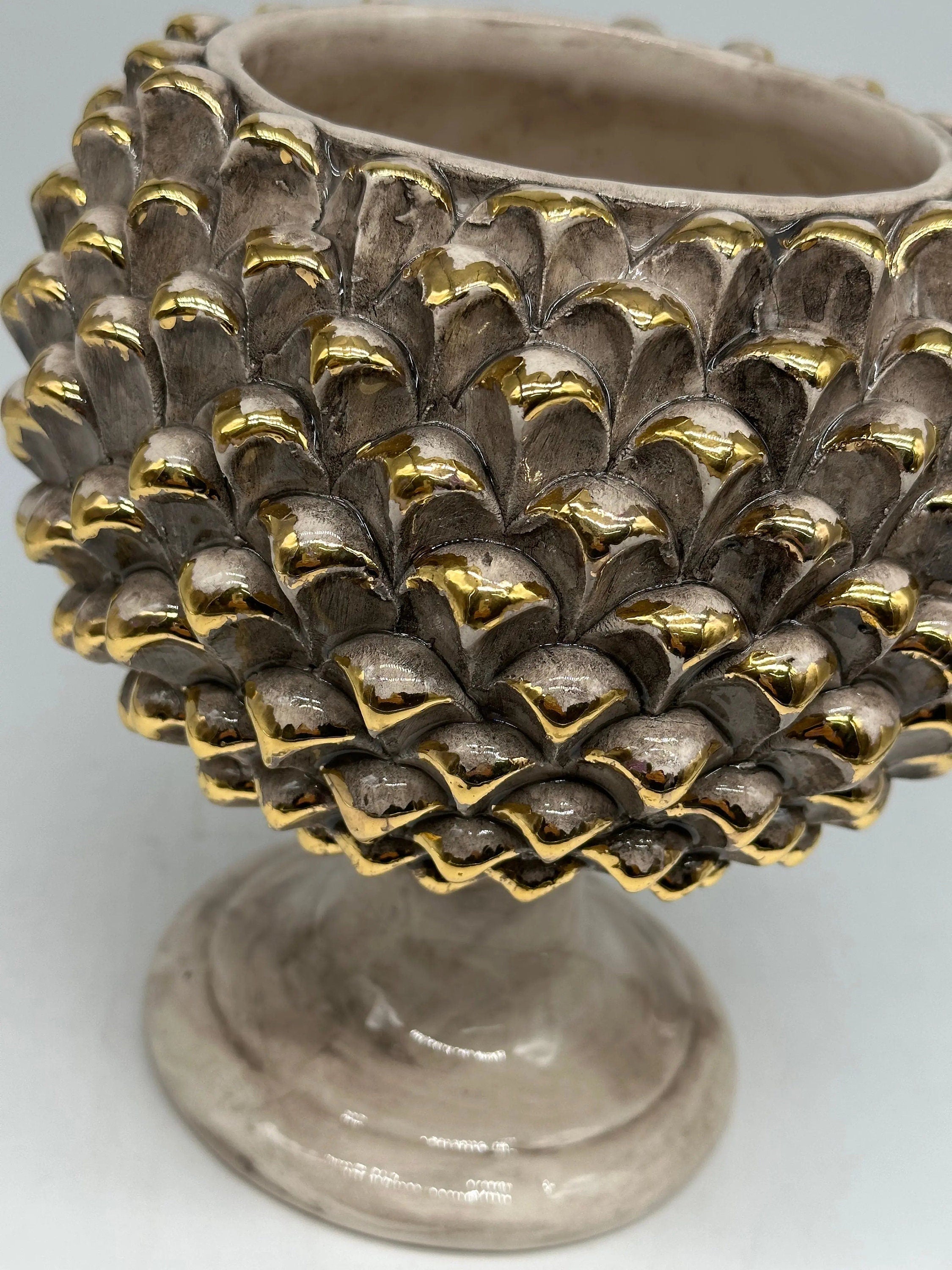 Portavaso Mezza Pigna Ceramica Caltagirone cm H.20 Artigianale Beige Punte Oro DD CERAMICHE SICILIANE