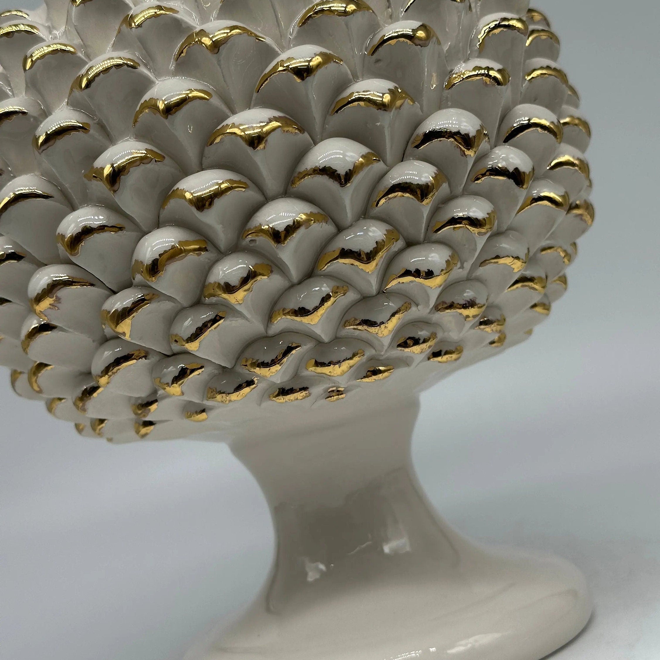 Portavaso Mezza Pigna Ceramica Caltagirone cm H.20 Artigianale Bianco Punte Oro DD CERAMICHE SICILIANE