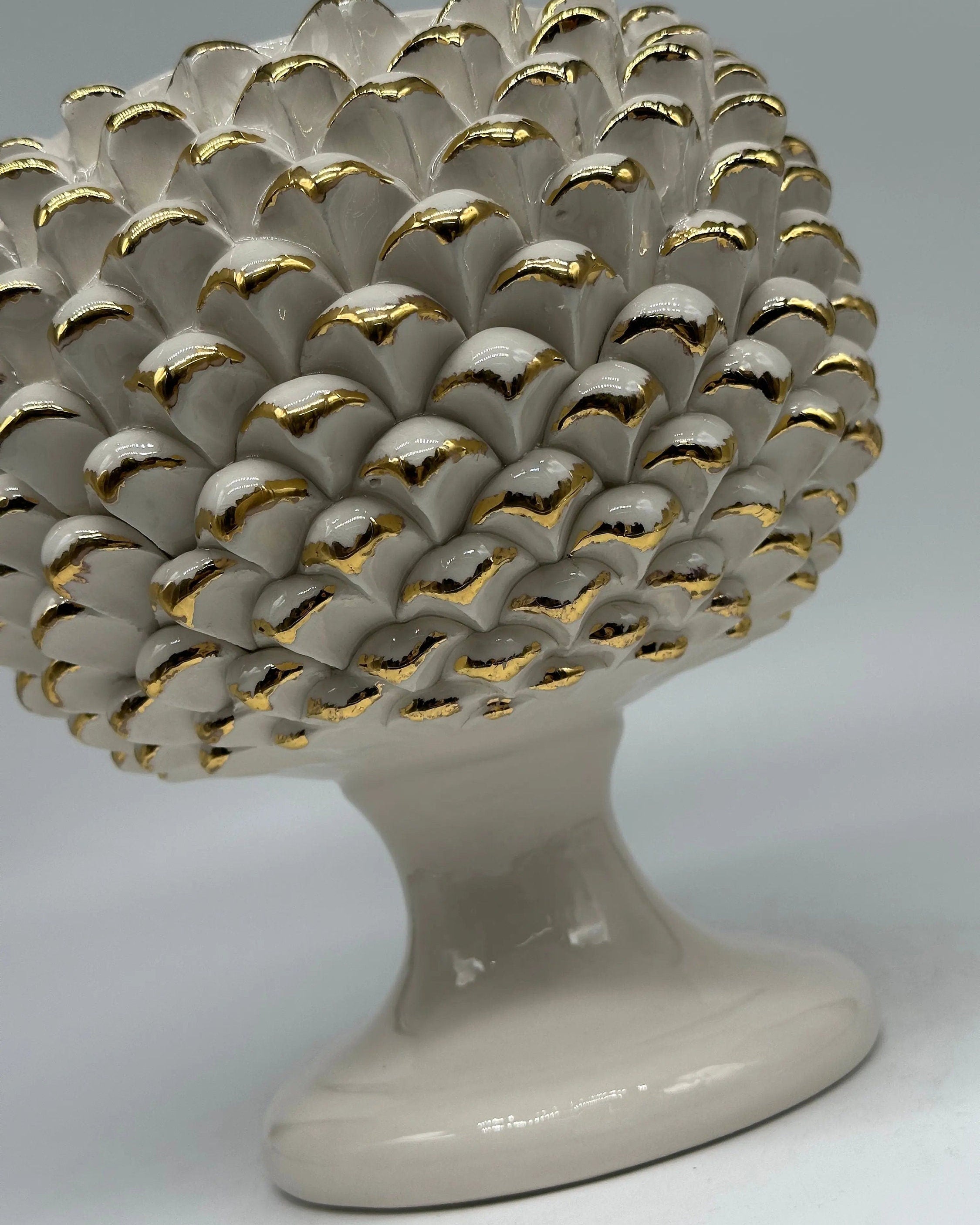 Portavaso Mezza Pigna Ceramica Caltagirone cm H.20 Artigianale Bianco Punte Oro DD CERAMICHE SICILIANE