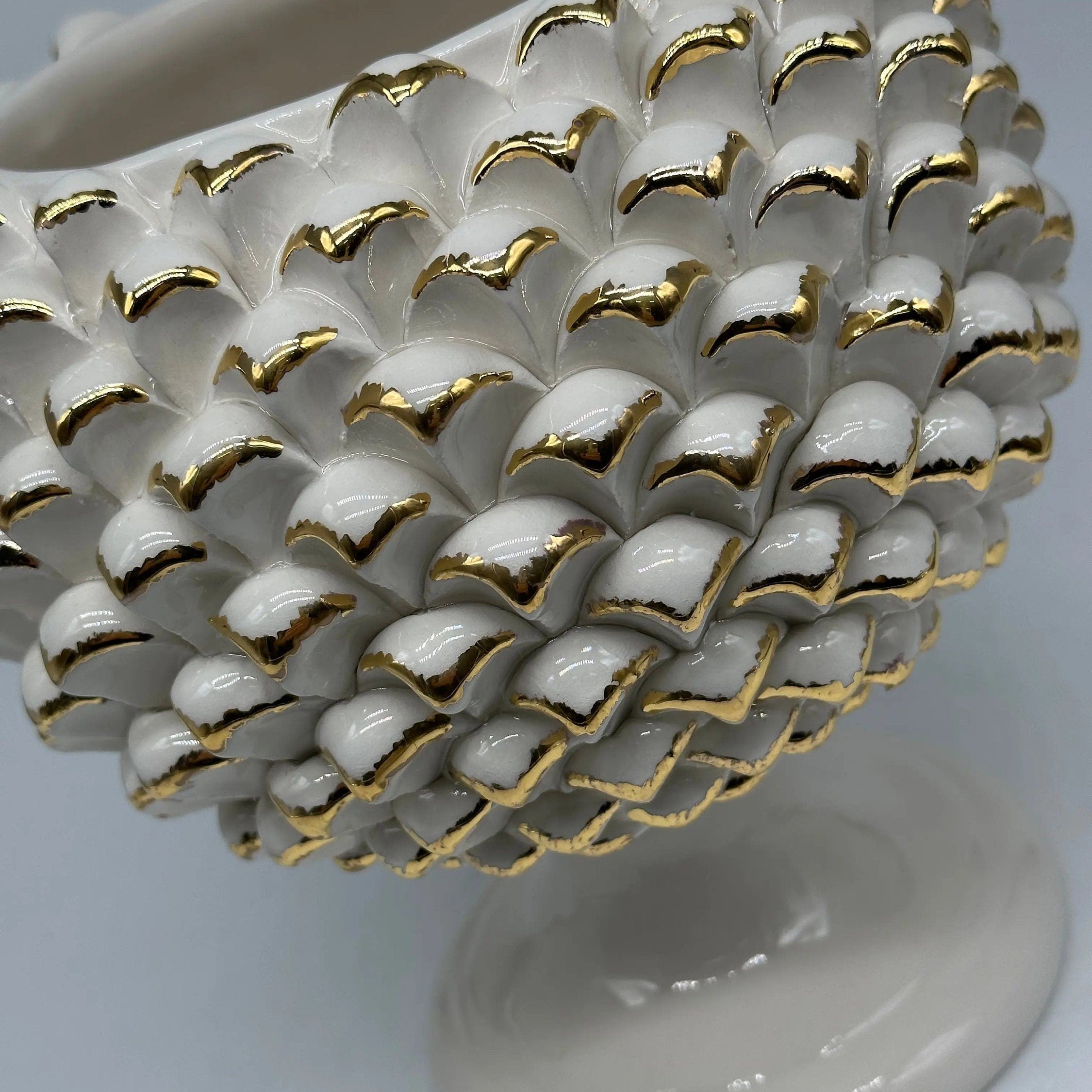 Portavaso Mezza Pigna Ceramica Caltagirone cm H.20 Artigianale Bianco Punte Oro DD CERAMICHE SICILIANE