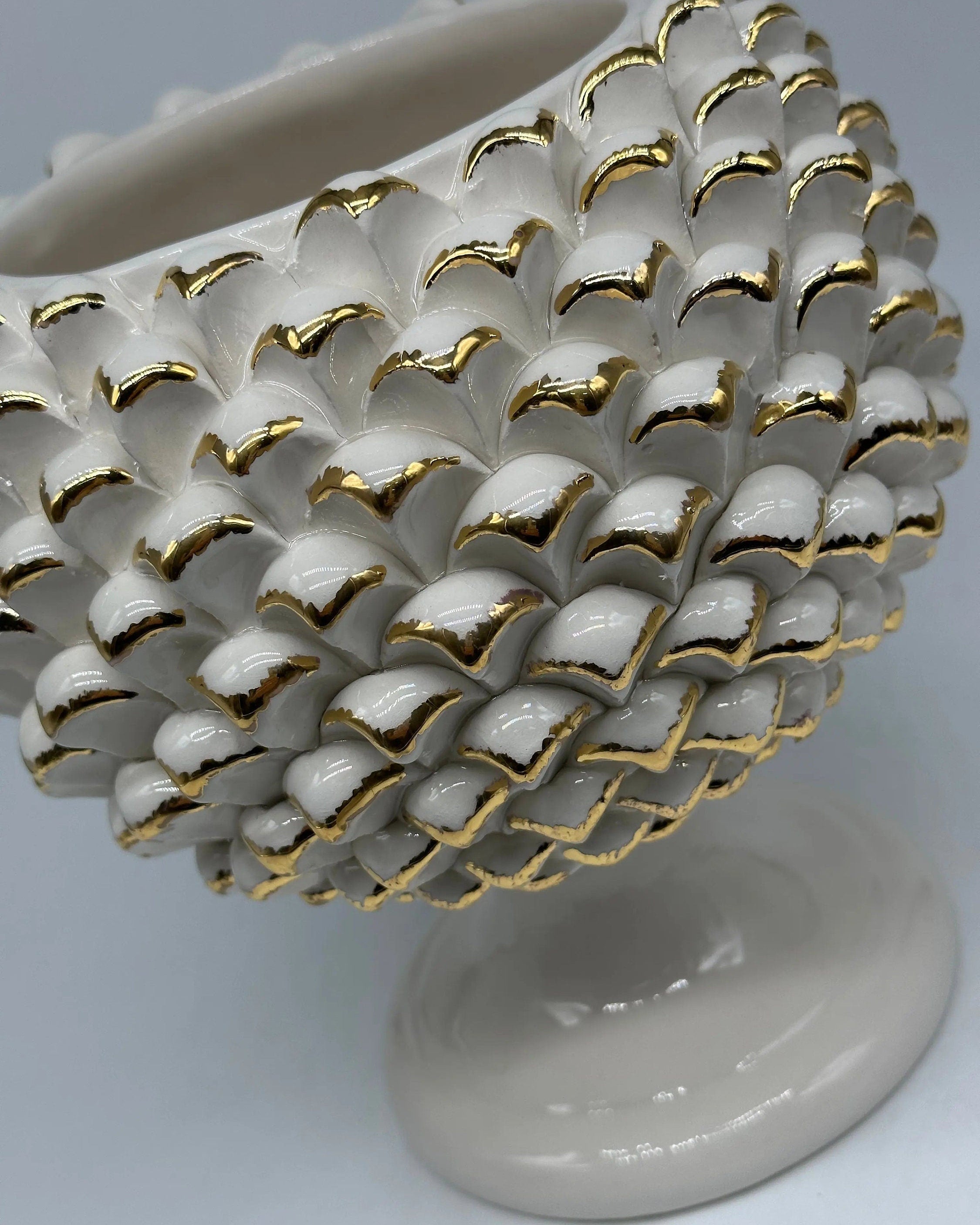 Portavaso Mezza Pigna Ceramica Caltagirone cm H.20 Artigianale Bianco Punte Oro DD CERAMICHE SICILIANE