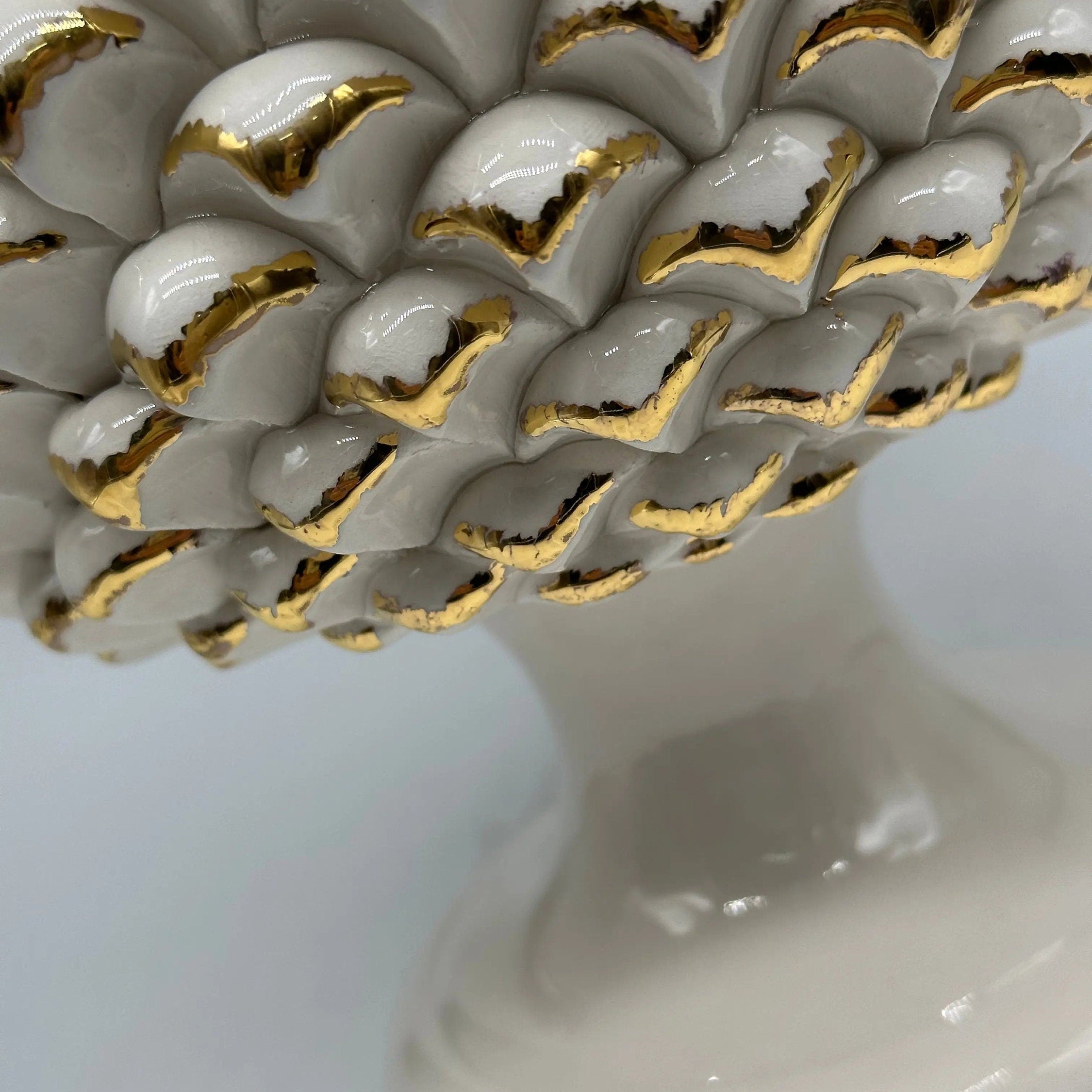 Portavaso Mezza Pigna Ceramica Caltagirone cm H.20 Artigianale Bianco Punte Oro DD CERAMICHE SICILIANE