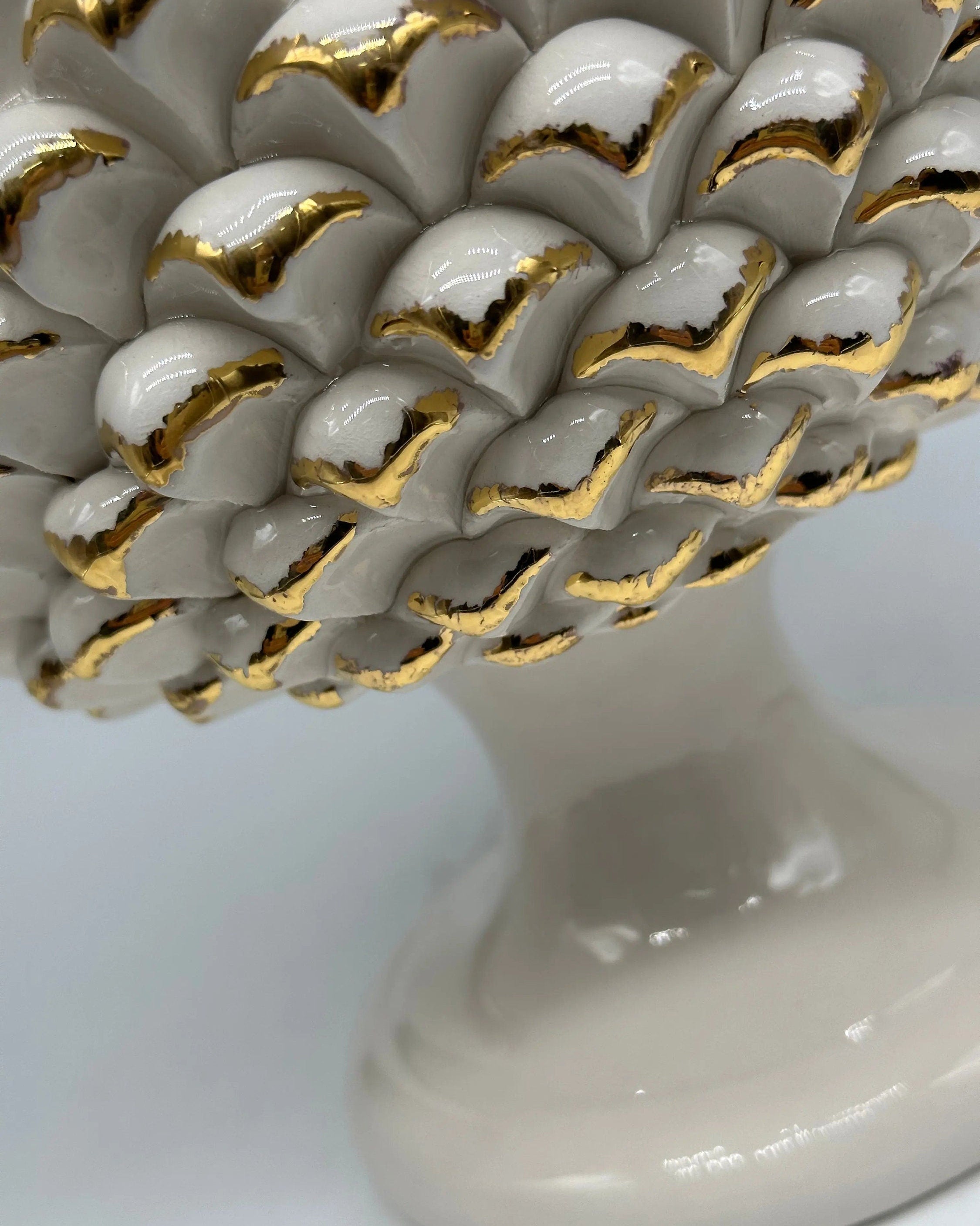 Portavaso Mezza Pigna Ceramica Caltagirone cm H.20 Artigianale Bianco Punte Oro DD CERAMICHE SICILIANE