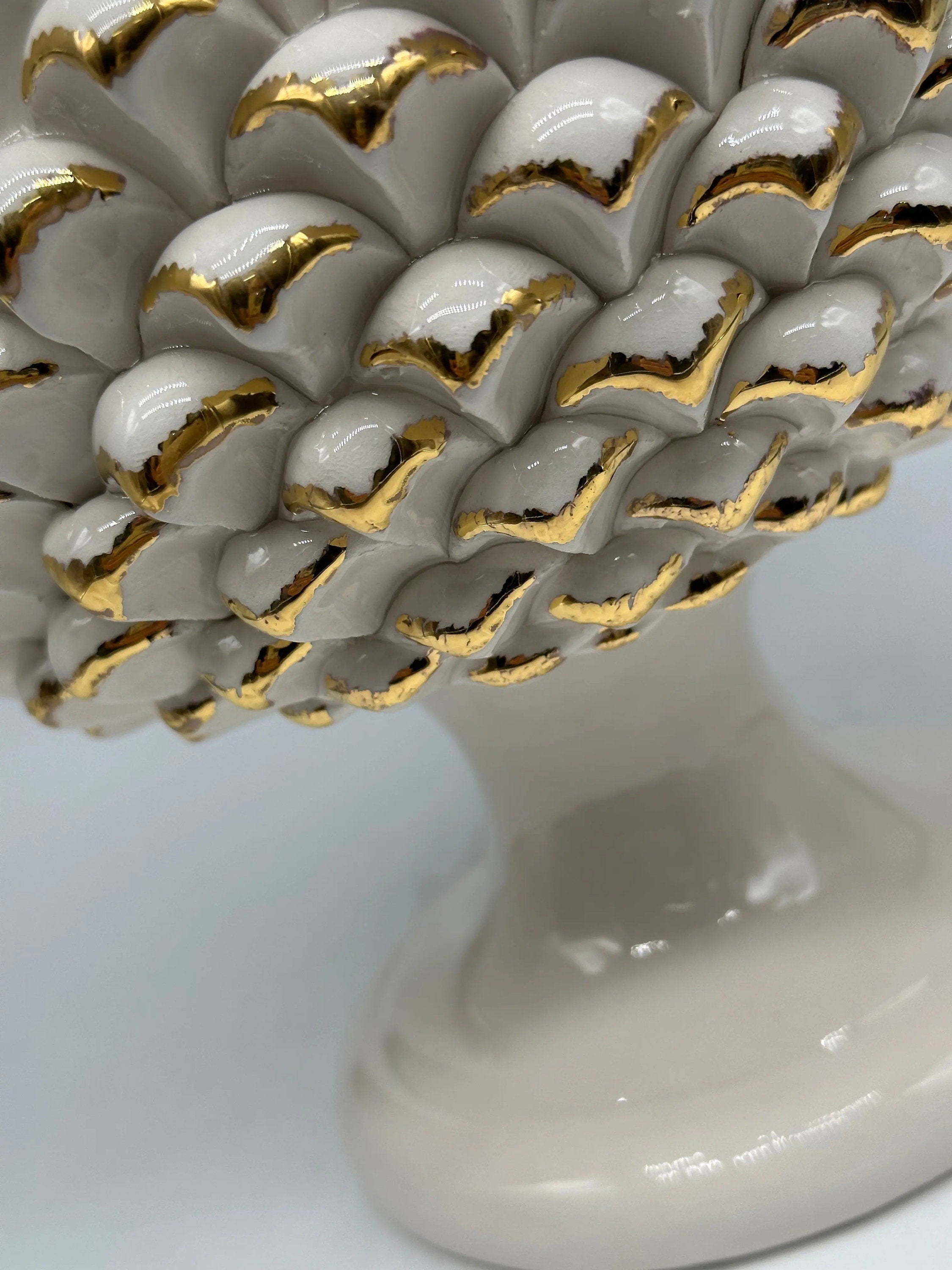 Portavaso Mezza Pigna Ceramica Caltagirone cm H.20 Artigianale Bianco Punte Oro DD CERAMICHE SICILIANE