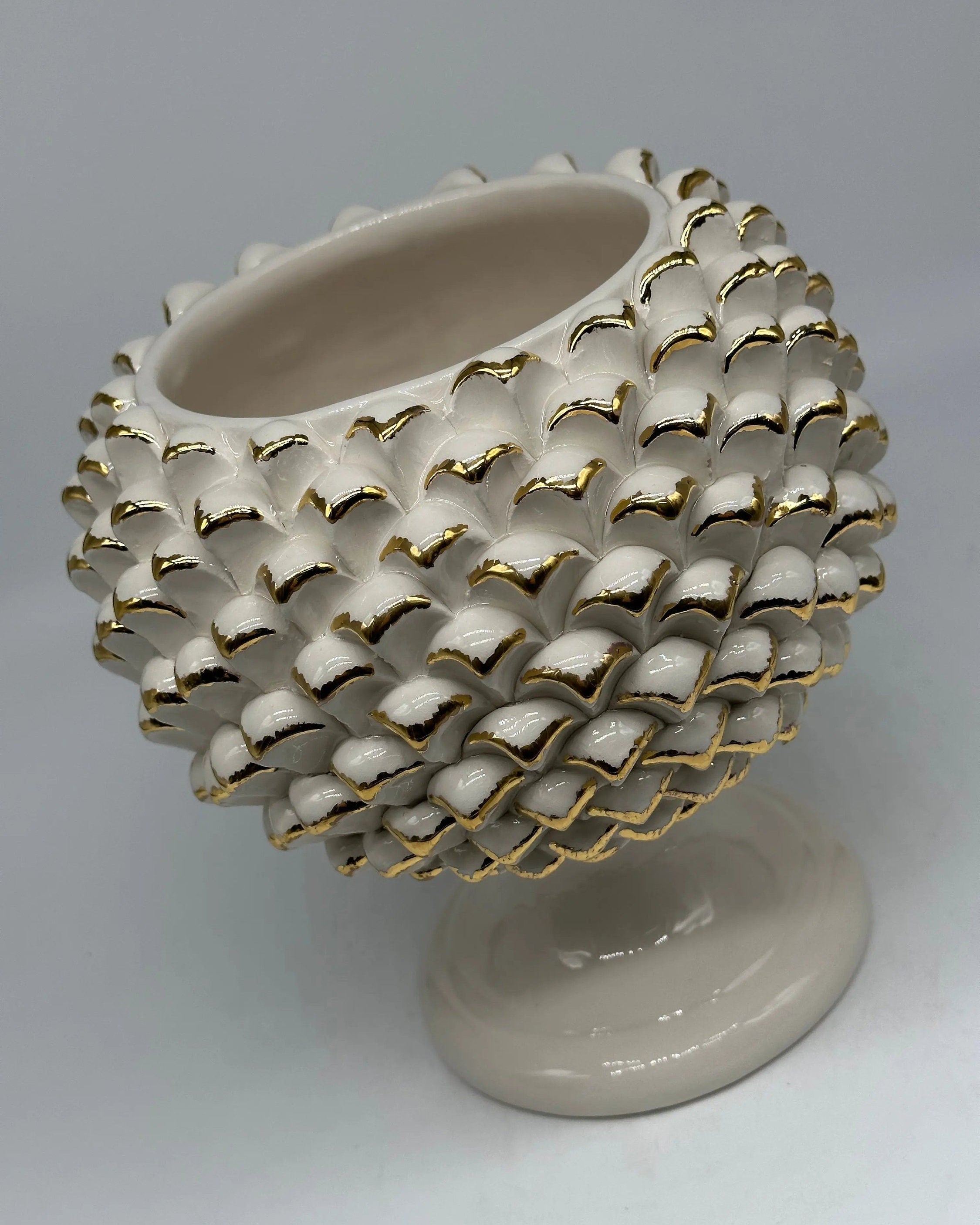 Portavaso Mezza Pigna Ceramica Caltagirone cm H.20 Artigianale Bianco Punte Oro DD CERAMICHE SICILIANE