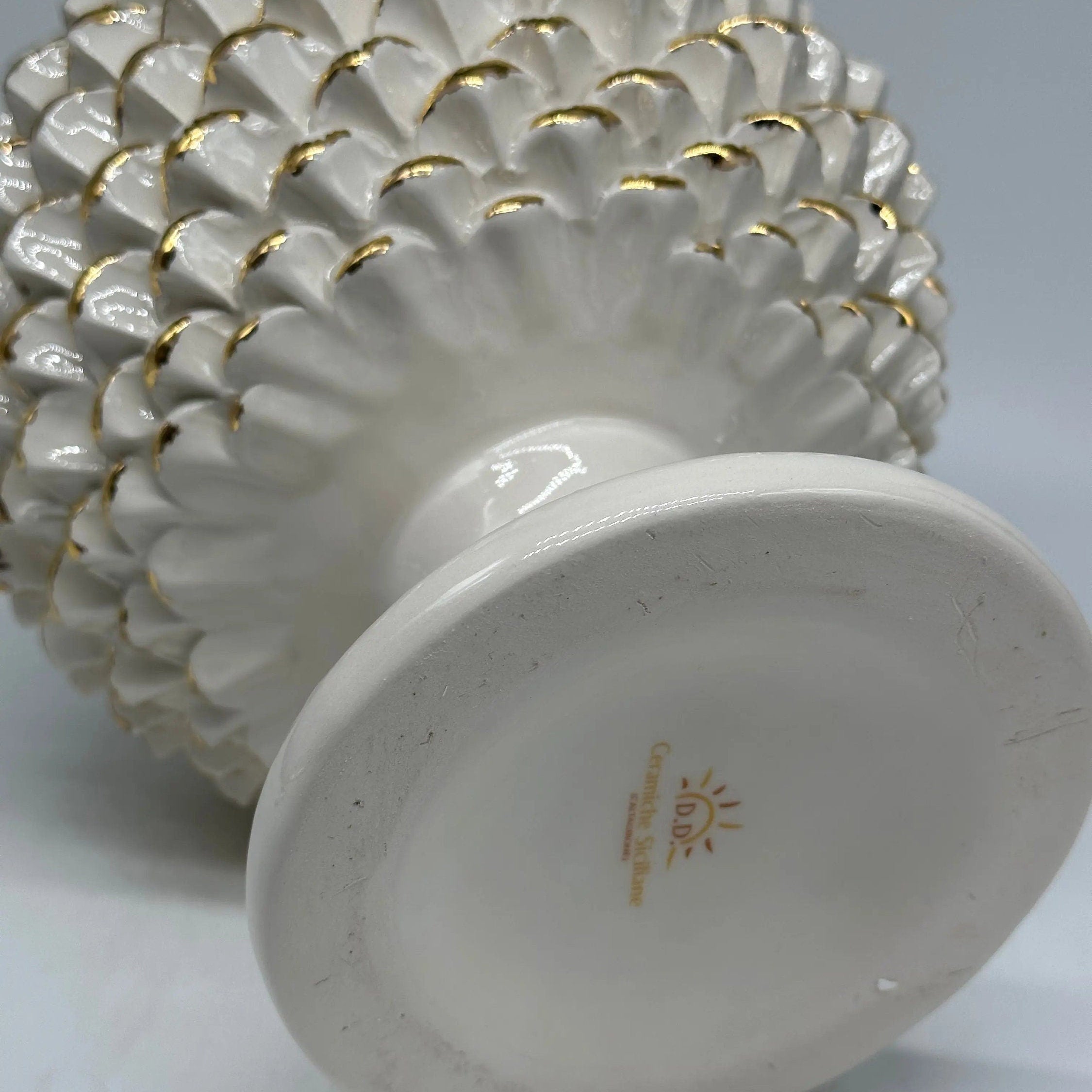 Portavaso Mezza Pigna Ceramica Caltagirone cm H.20 Artigianale Bianco Punte Oro DD CERAMICHE SICILIANE