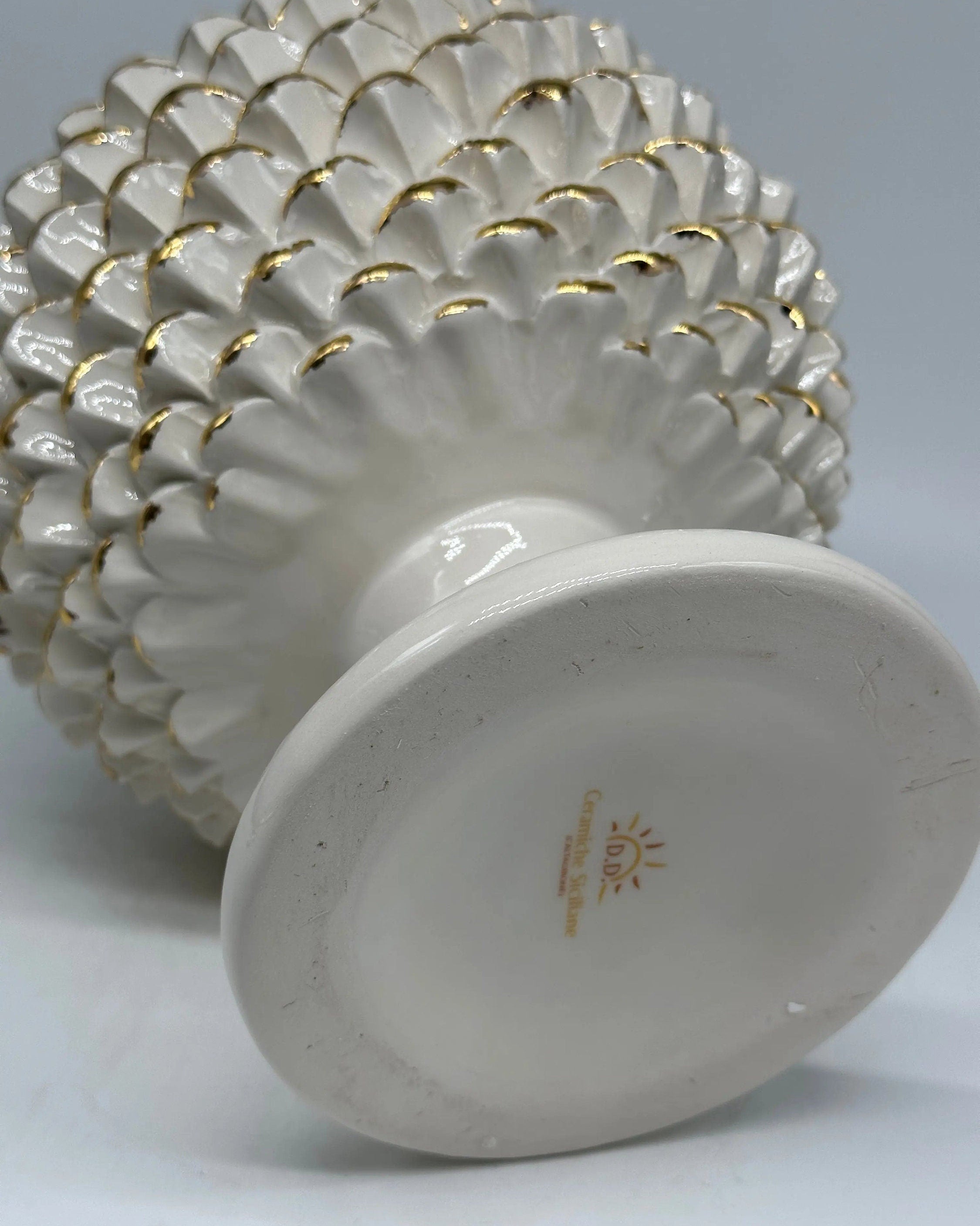 Portavaso Mezza Pigna Ceramica Caltagirone cm H.20 Artigianale Bianco Punte Oro DD CERAMICHE SICILIANE