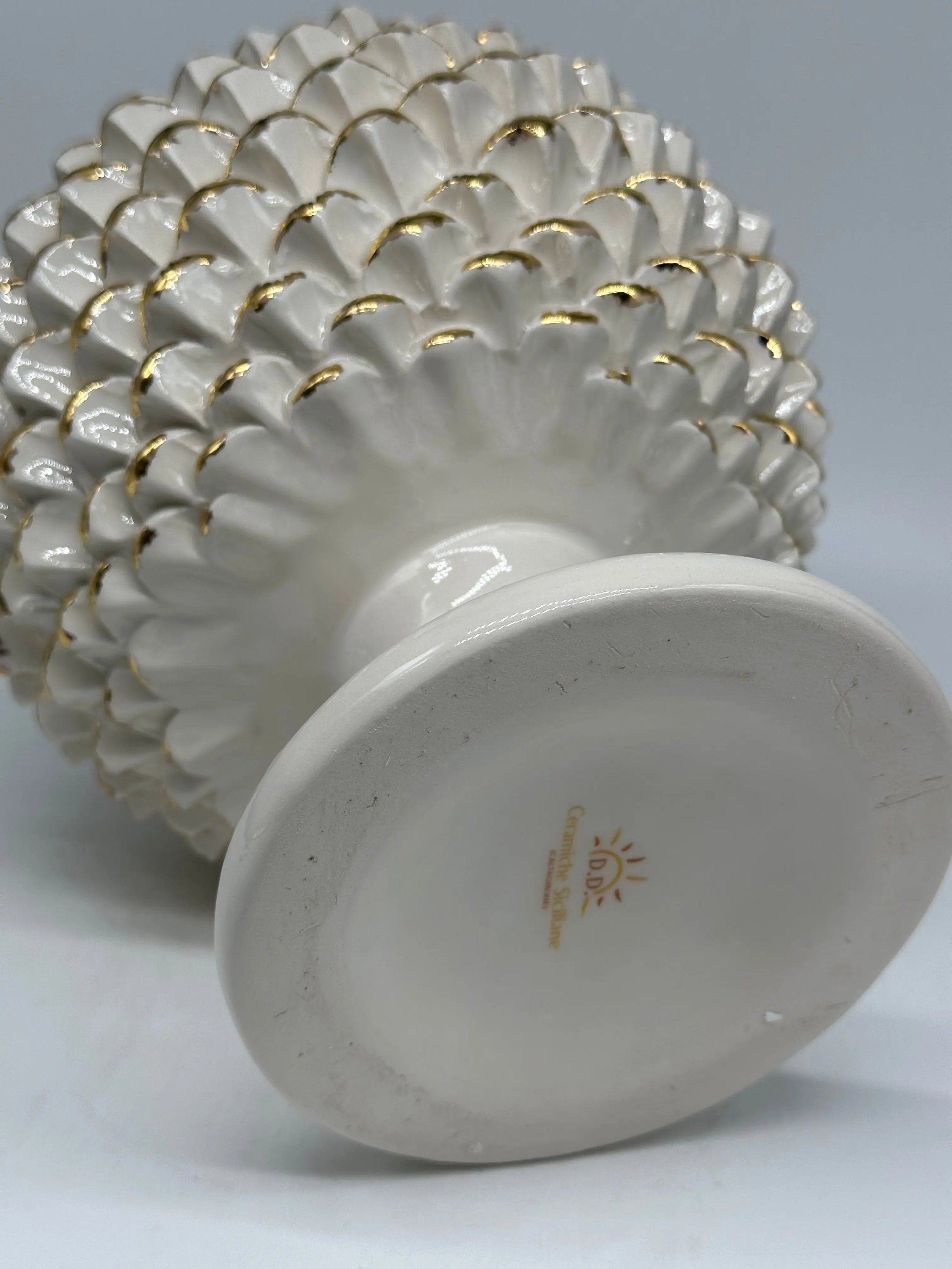 Portavaso Mezza Pigna Ceramica Caltagirone cm H.20 Artigianale Bianco Punte Oro DD CERAMICHE SICILIANE