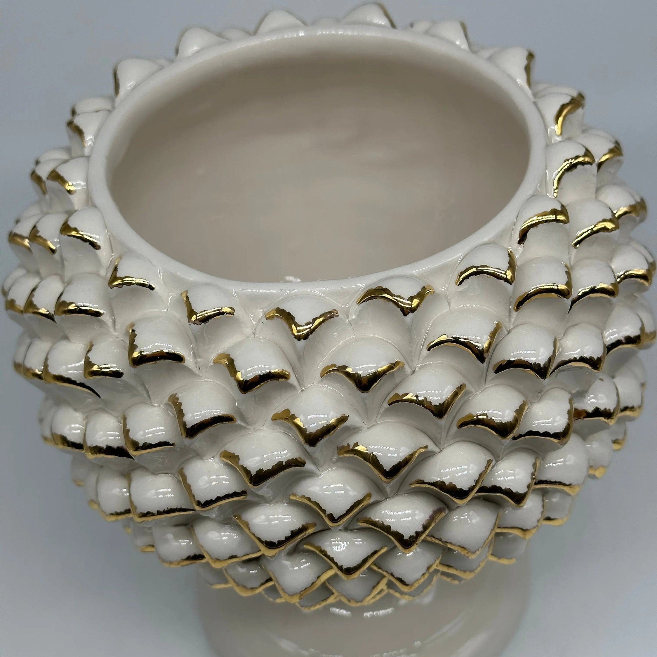 Portavaso Mezza Pigna Ceramica Caltagirone cm H.20 Artigianale Bianco Punte Oro DD CERAMICHE SICILIANE