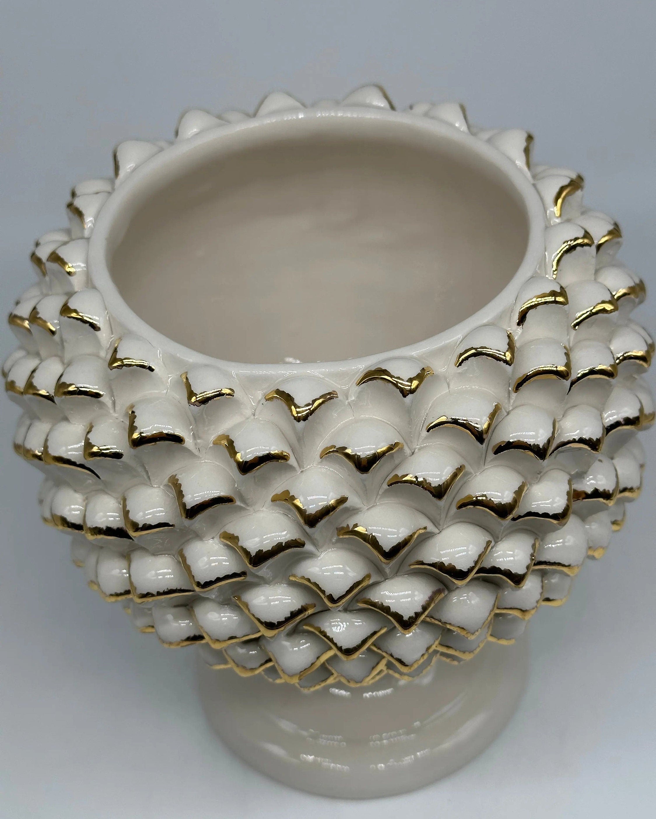 Portavaso Mezza Pigna Ceramica Caltagirone cm H.20 Artigianale Bianco Punte Oro DD CERAMICHE SICILIANE