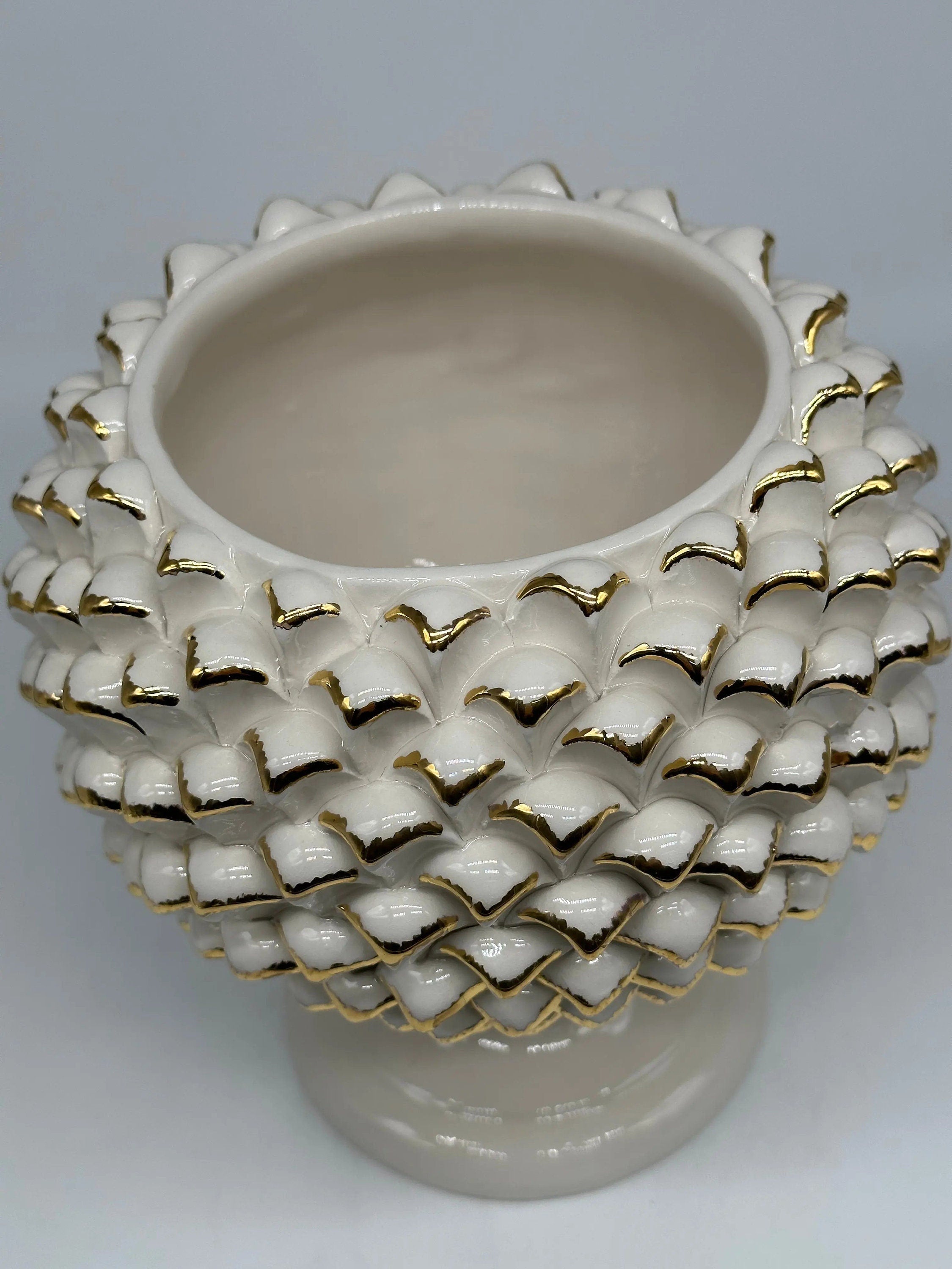 Portavaso Mezza Pigna Ceramica Caltagirone cm H.20 Artigianale Bianco Punte Oro DD CERAMICHE SICILIANE