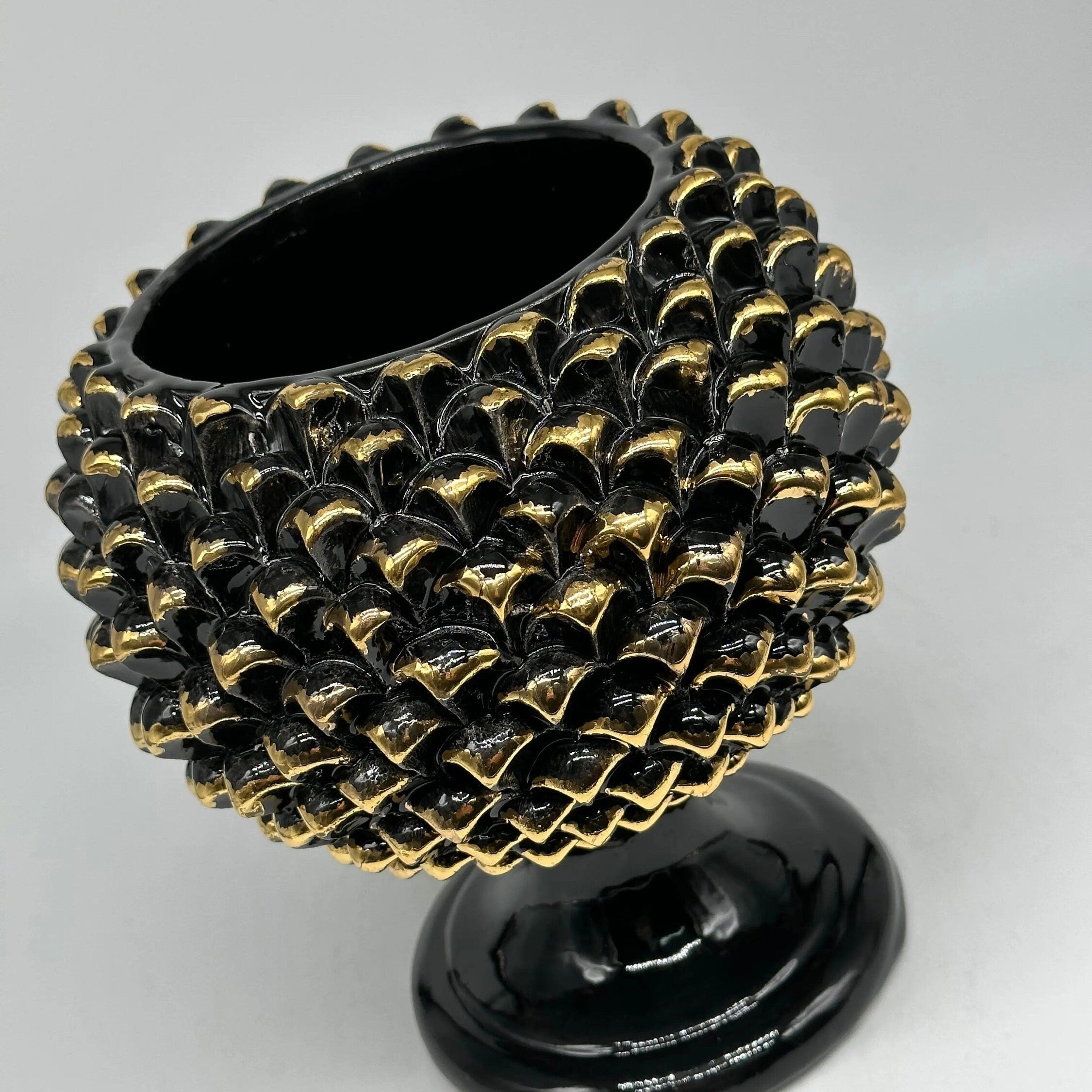 Portavaso Mezza Pigna Ceramica Caltagirone cm H.20 Artigianale Nero Punte Oro DD CERAMICHE SICILIANE