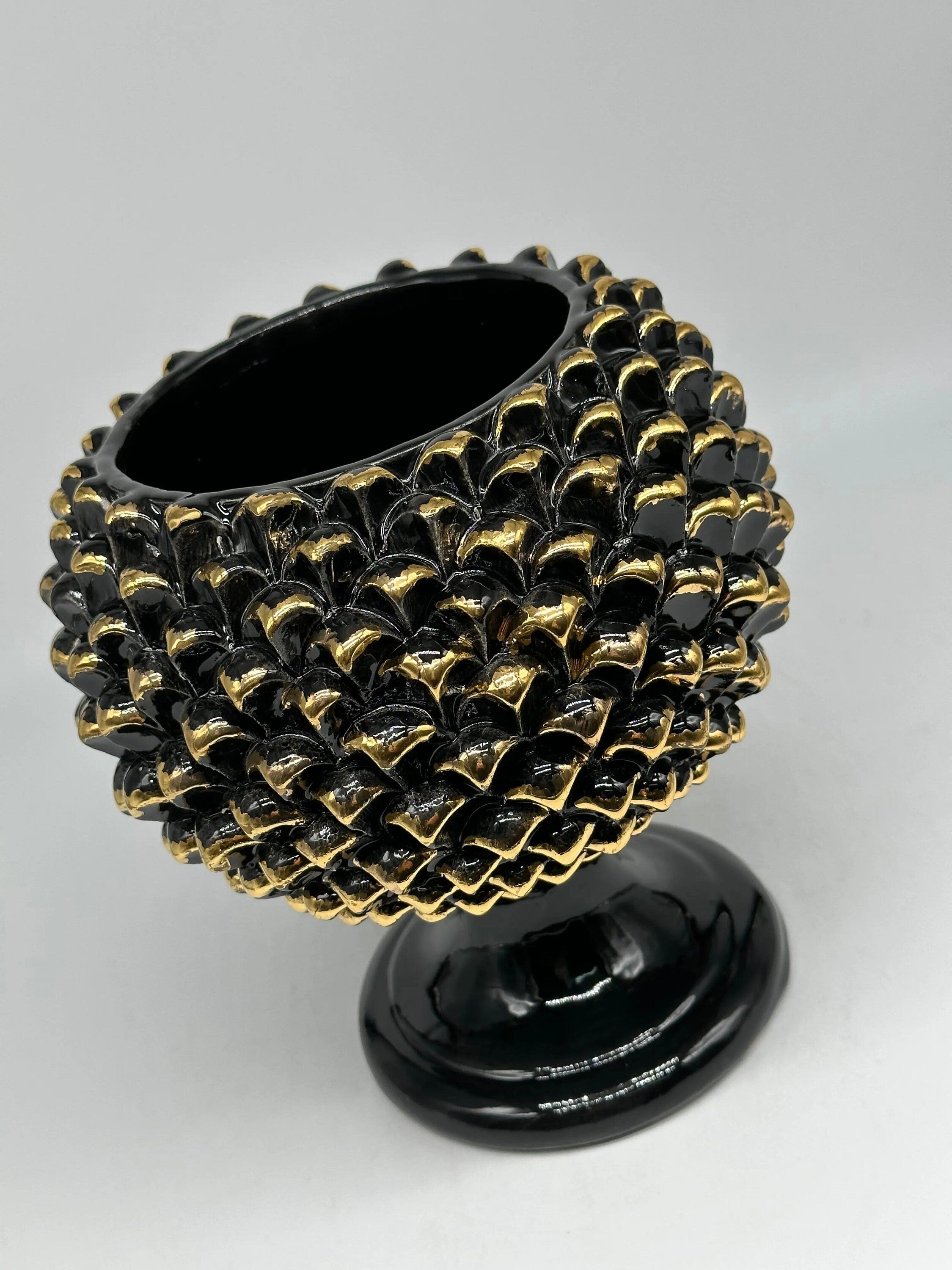 Portavaso Mezza Pigna Ceramica Caltagirone cm H.20 Artigianale Nero Punte Oro DD CERAMICHE SICILIANE