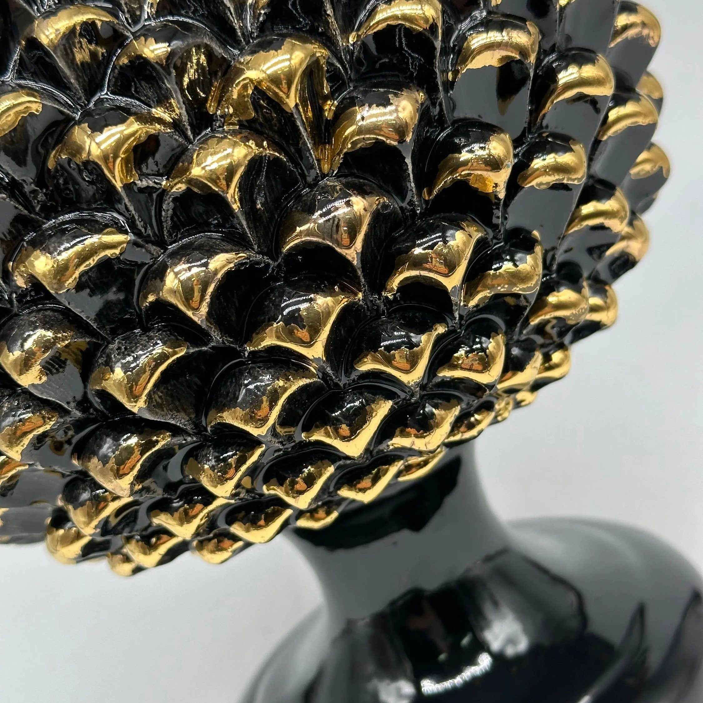 Portavaso Mezza Pigna Ceramica Caltagirone cm H.20 Artigianale Nero Punte Oro DD CERAMICHE SICILIANE