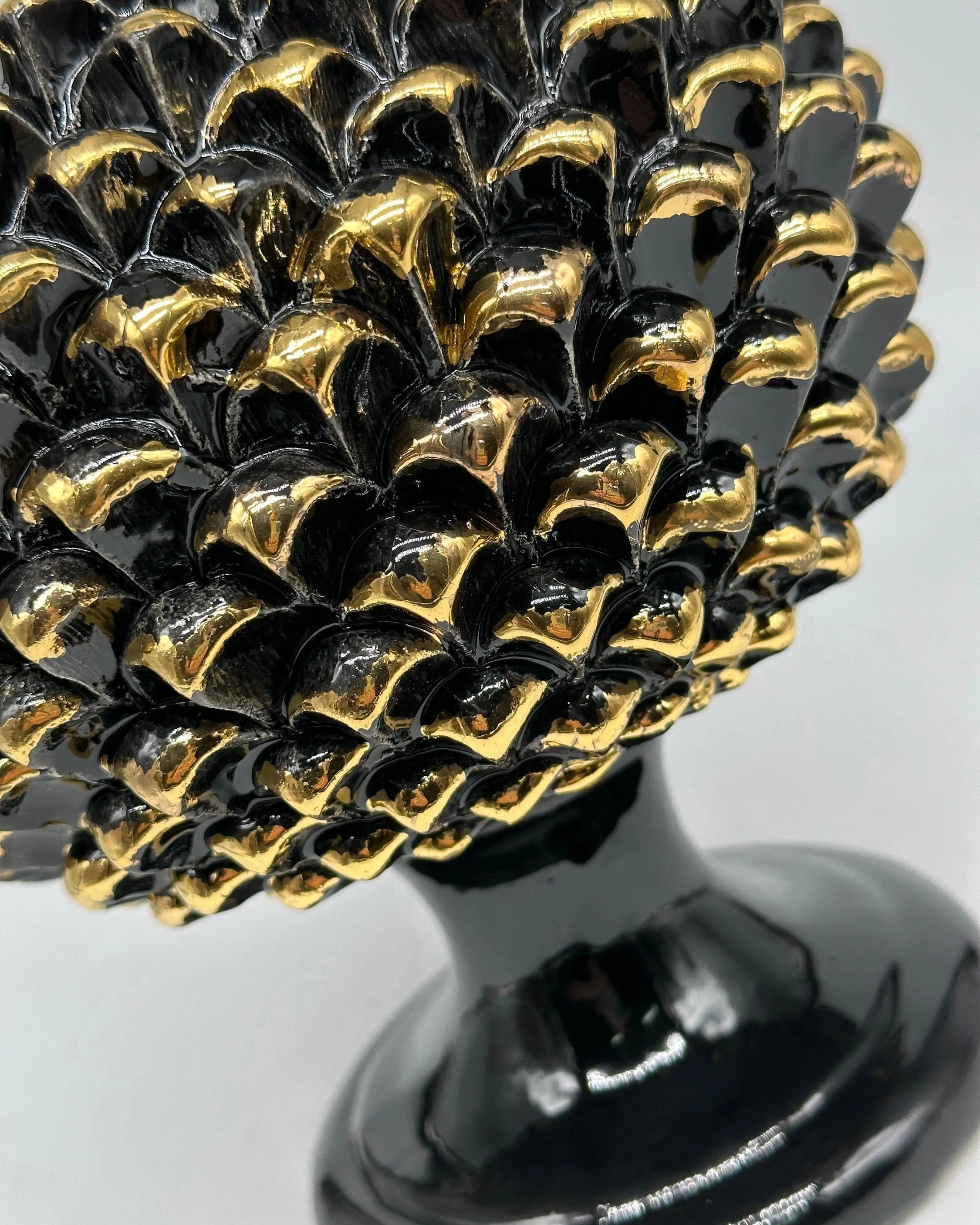 Portavaso Mezza Pigna Ceramica Caltagirone cm H.20 Artigianale Nero Punte Oro DD CERAMICHE SICILIANE