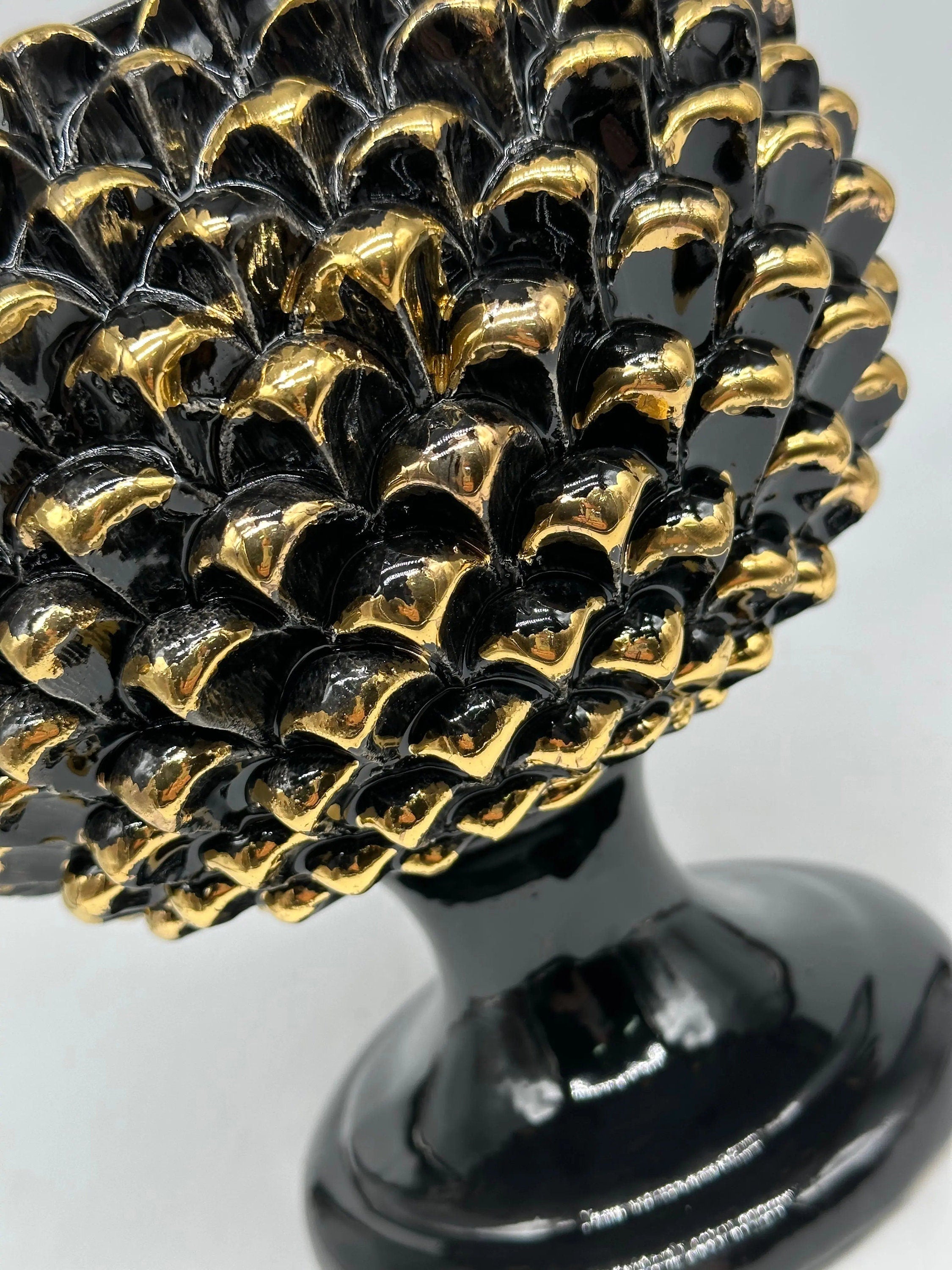 Portavaso Mezza Pigna Ceramica Caltagirone cm H.20 Artigianale Nero Punte Oro DD CERAMICHE SICILIANE